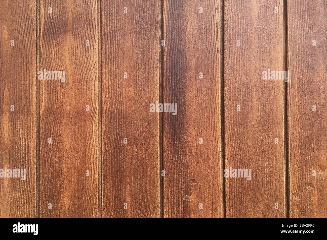 Fondo in legno marrone, quercia scura di legno satinato invecchiato con vernice sbiadita che mostra la consistenza della venatura del legno. lavare le tavole di legno duro Foto Stock