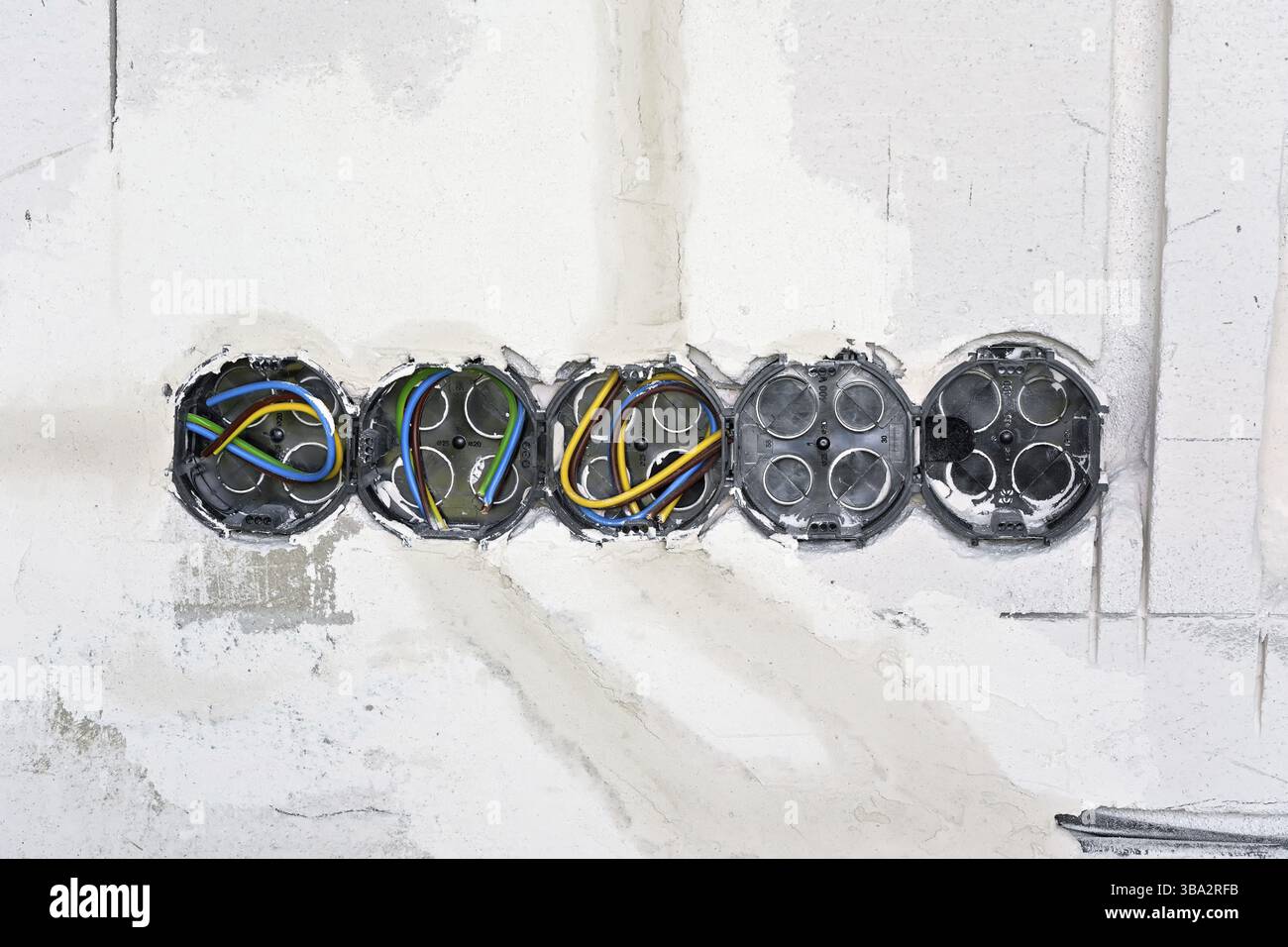 Scatole con cavi per prese elettriche installate in nuova casa edificio muro vuoto Foto Stock
