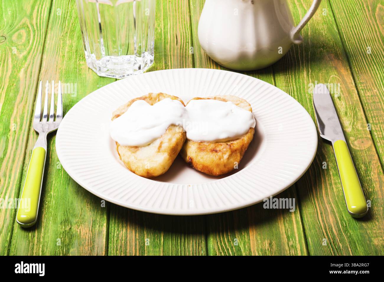 Frittelle di patate ripiene - piatto tradizionale russo - patate zrazy Foto Stock