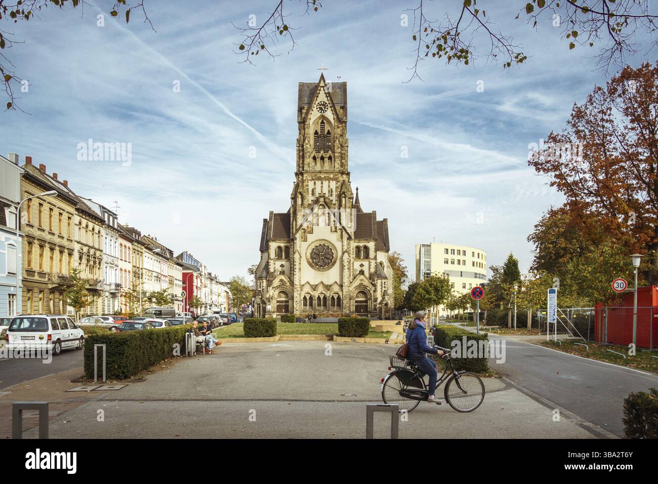 Ottobre 20, 2018 Germania Krefeld città. Noleggio di mezzi di trasporto ecologici, mezzi di circolazione in Europa. Un abitante della città vanno in bicicletta Foto Stock