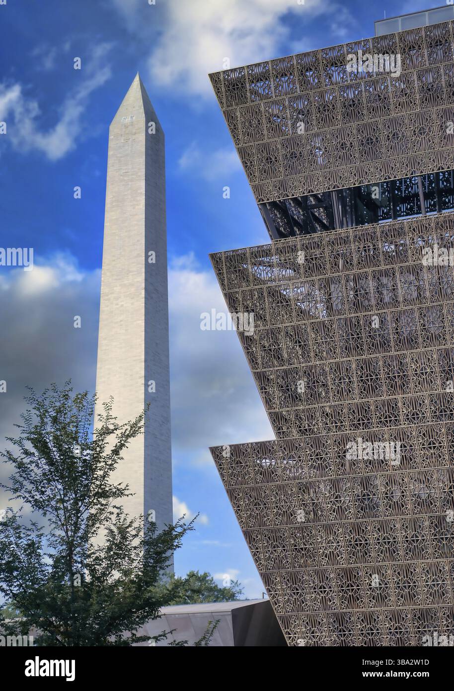 Washington, D.C. - 14 Ottobre 2021: Il Museo Nazionale Smithsonian di Storia e Cultura Africana americana sul National Mall con il Lavaggio Foto Stock