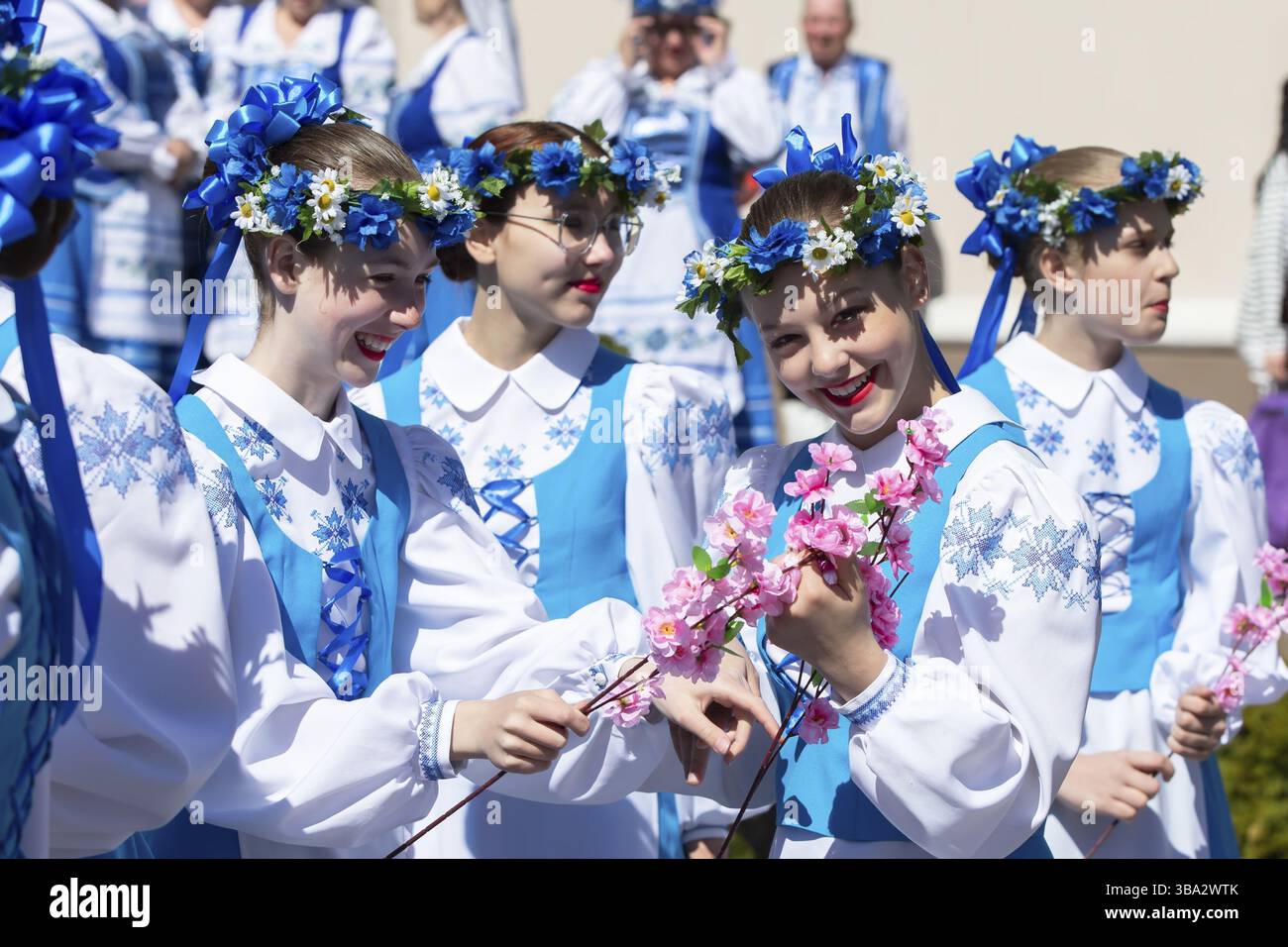 28 aprile 2022. Bielorussia. Regione di Gomil. Festa delle culture slave. Un gruppo di giovani donne bielorusse in costumi etnici.donne slave in stoffa nazionale Foto Stock