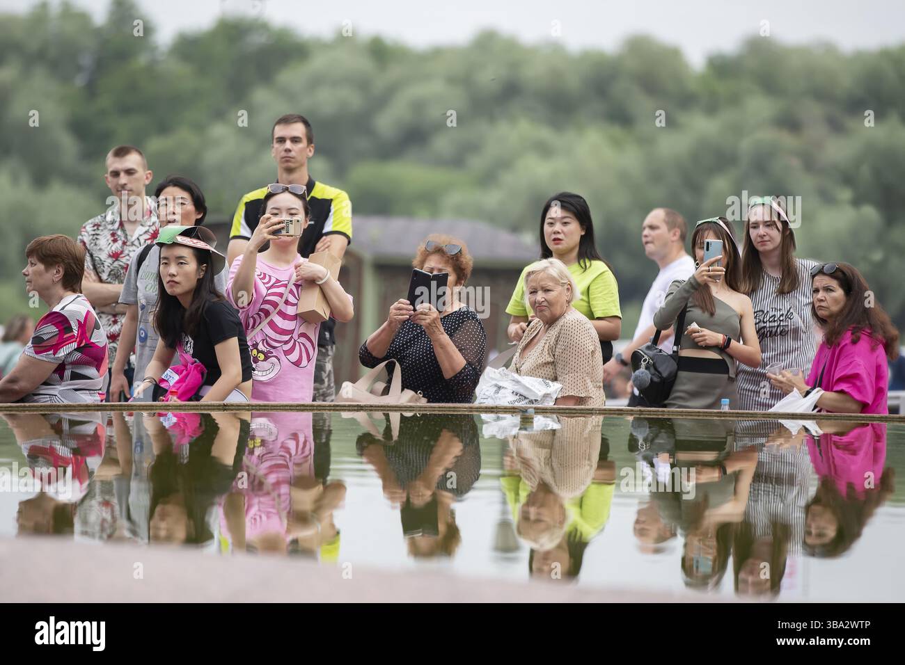 24 giugno 2023. Città bielorussa di Gomel, Central Park. Un gruppo di persone diverse in città Foto Stock