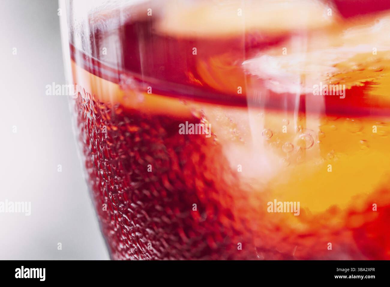 Una bevanda fredda in una calda giornata estiva nel vostro bar preferito Foto Stock