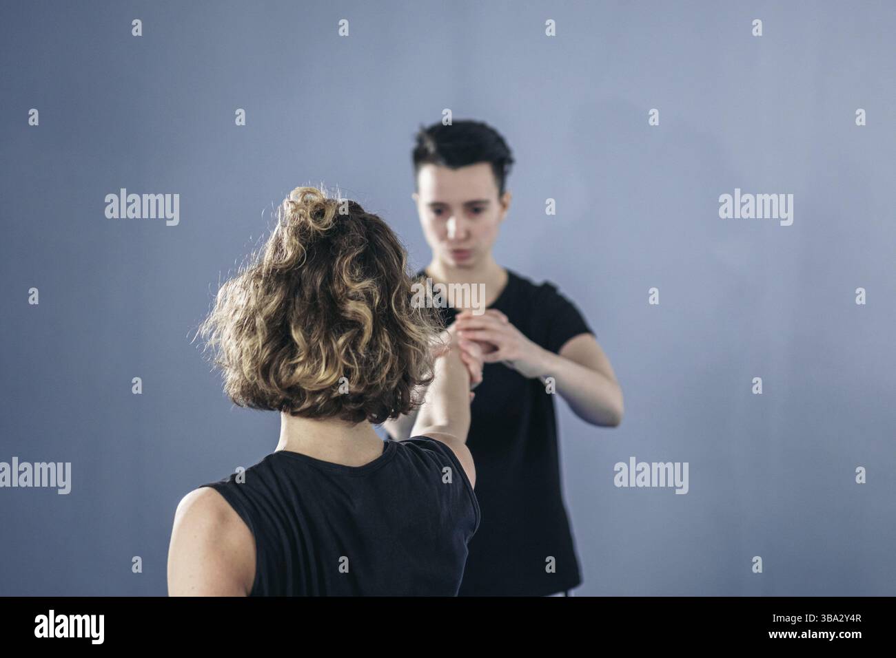 Due combattenti femminili di arti marziali praticano in palestra. Taekwondo allenatore e studente in formazione personale. Classe di autodifesa per le donne. Addestramento dei combattenti Foto Stock