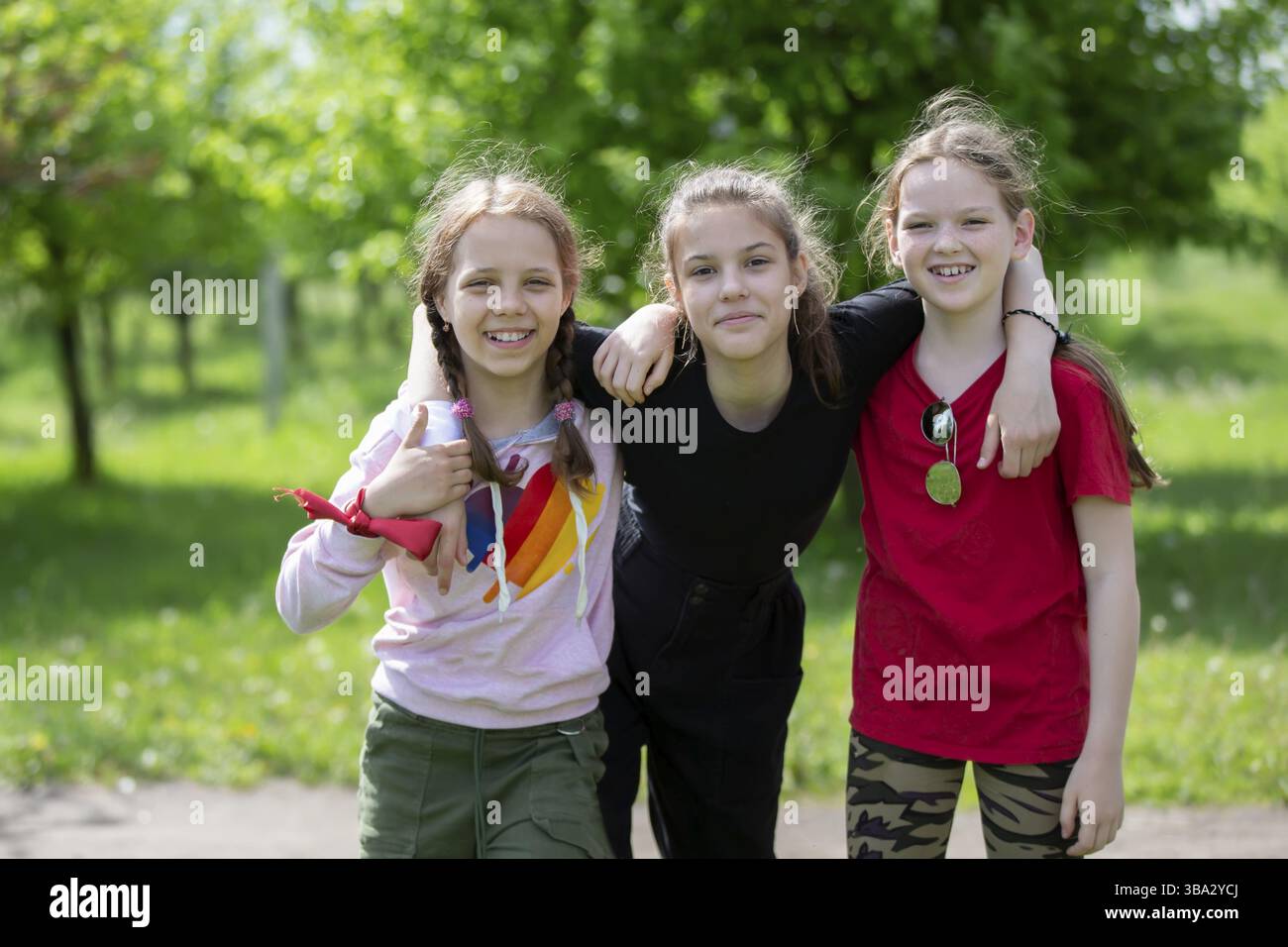 27 maggio 2021. Bielorussia, Gmel. Festeggiamenti per bambini.tre ragazze in età media giocano all'aperto, guardano la macchina fotografica e ridono Foto Stock