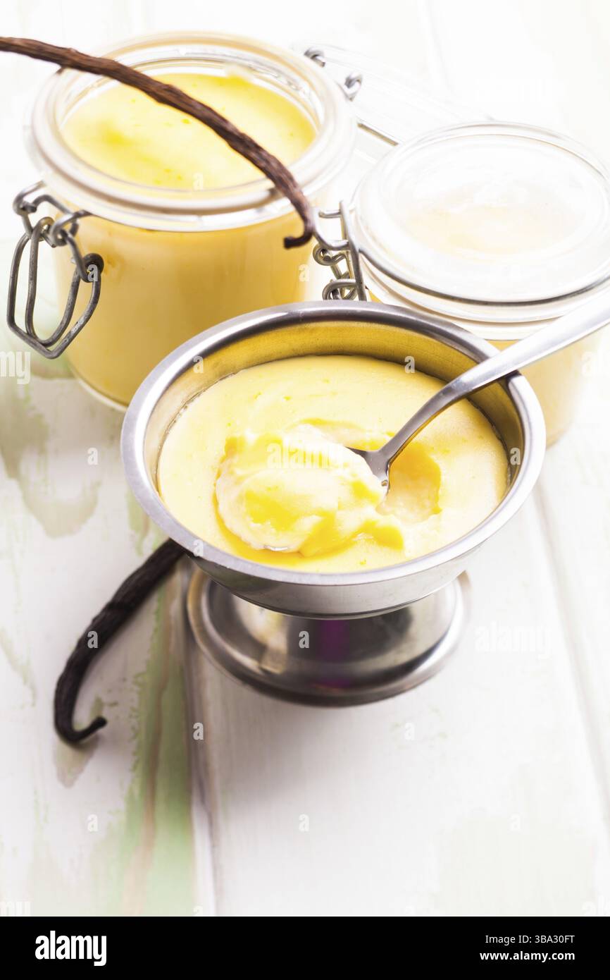 Tre cialde di budino alla vaniglia con bastoncini alla vaniglia Foto Stock