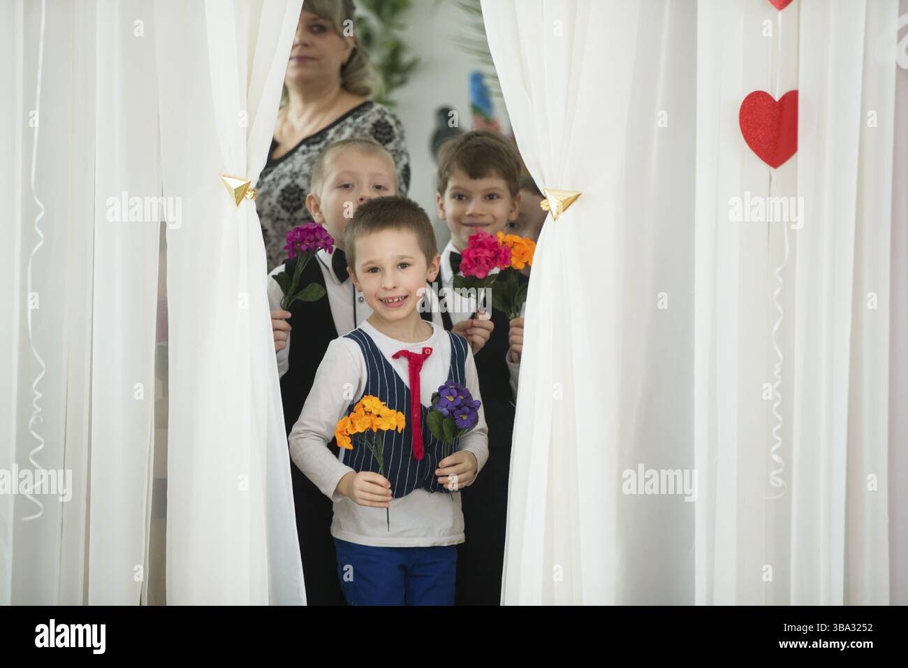 La Bielorussia, Gomel, 6 marzo 2018. Asilo infantile è il quinto. I bambini di vacanza matinée.Merry bambini con fiori preparato per la vacanza. Andare al Foto Stock