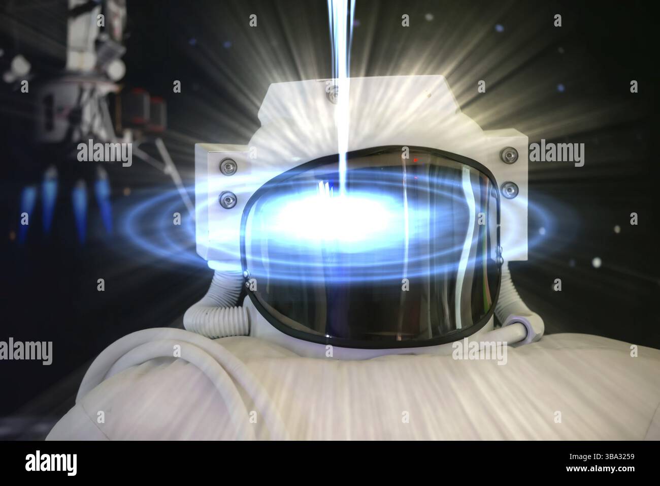 Der Helm eines Astronauten im kosmischen Licht. Die Muetze des Kosmonauten Foto Stock