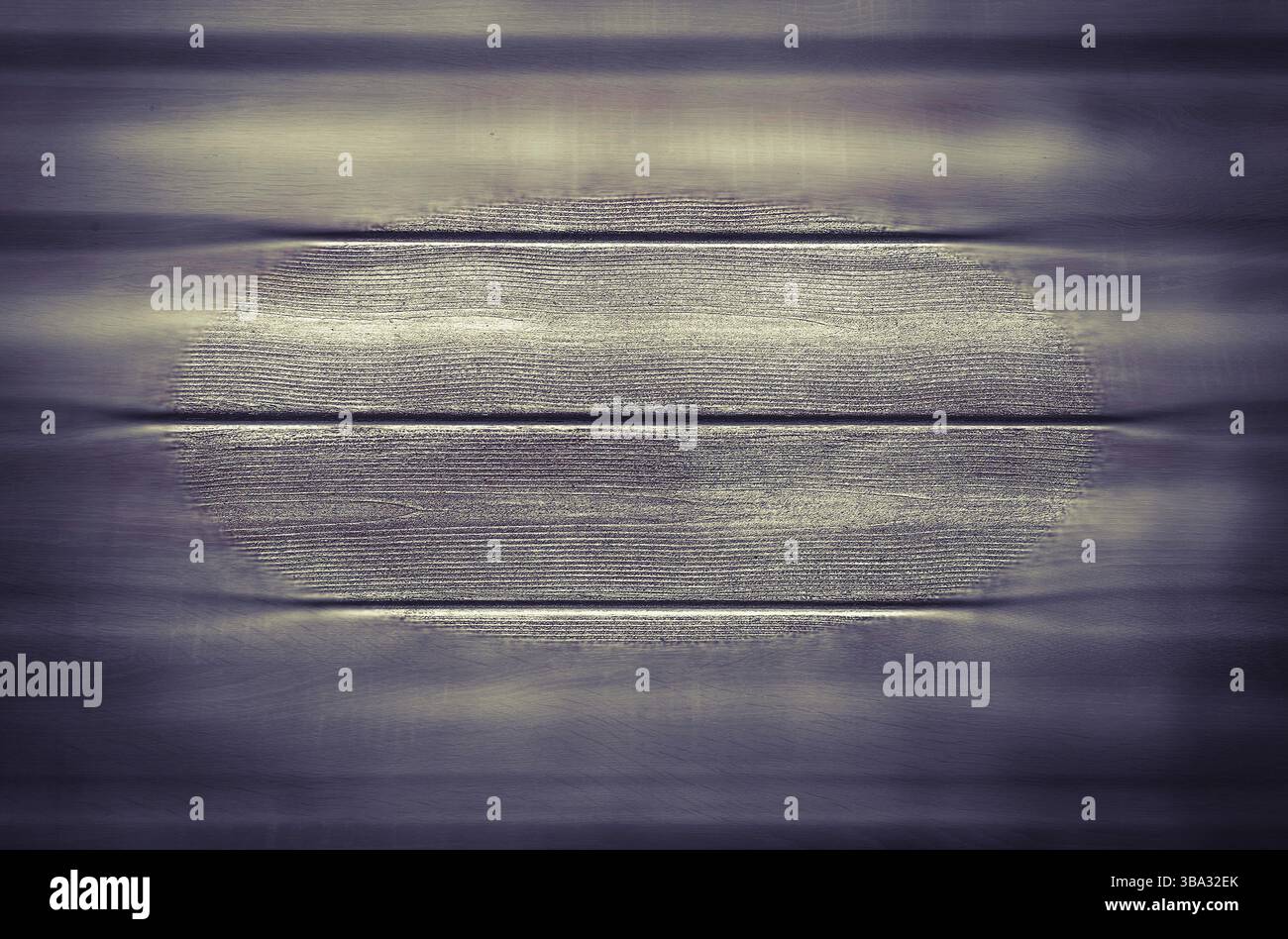 Fondo in legno marrone, quercia scura di legno satinato invecchiato con vernice sbiadita che mostra la consistenza della venatura del legno. lavare le tavole di legno duro Foto Stock