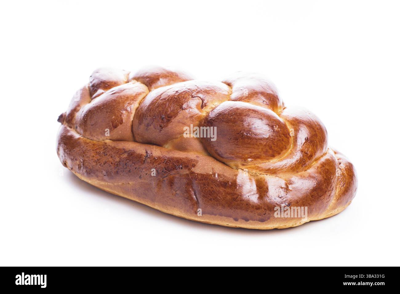 Pane fresco di challah isolati su sfondo bianco Foto Stock