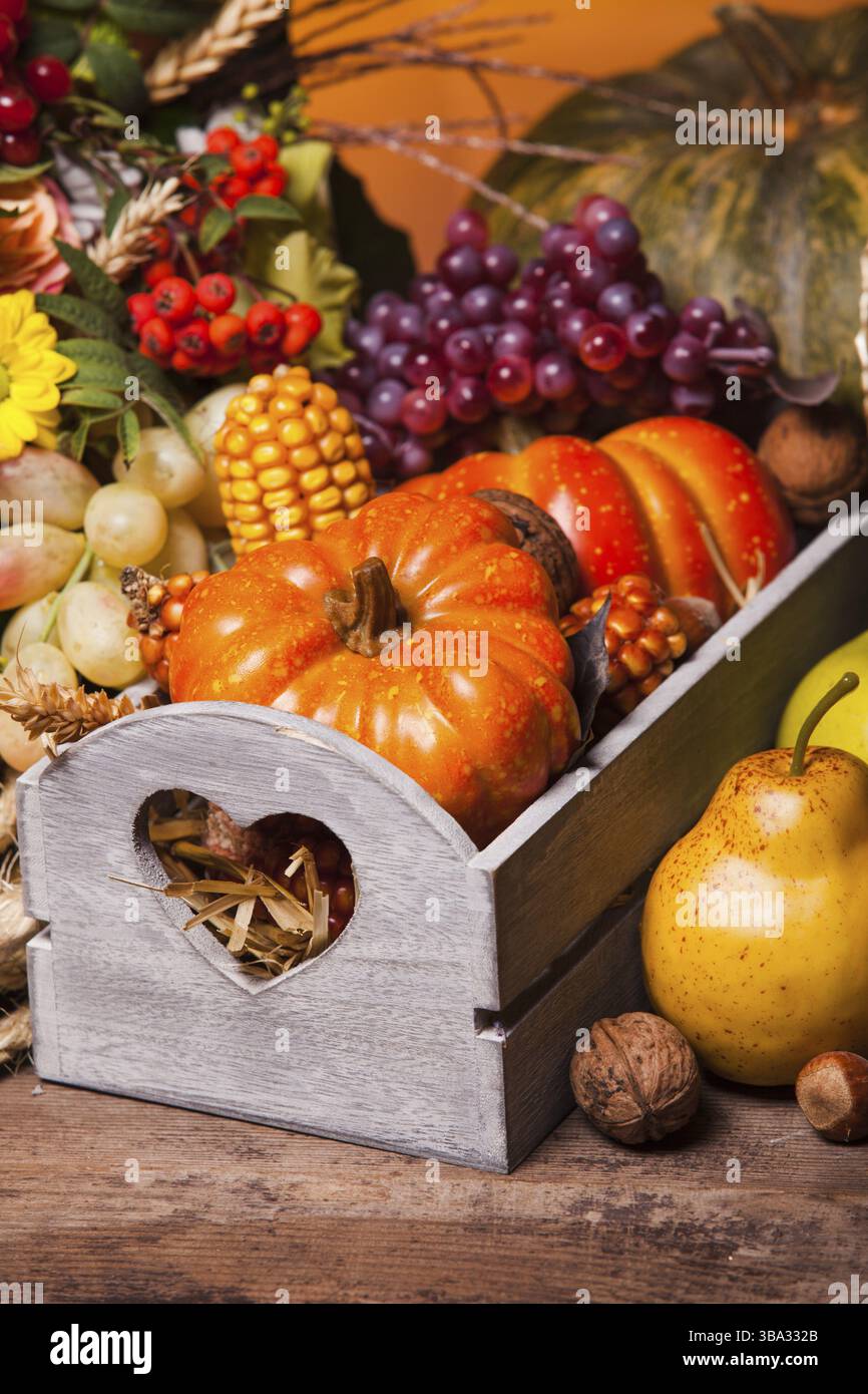 Felice Ringraziamento ancora vita. Frutta, noci e verdura, caduta del raccolto sulla tavola Foto Stock