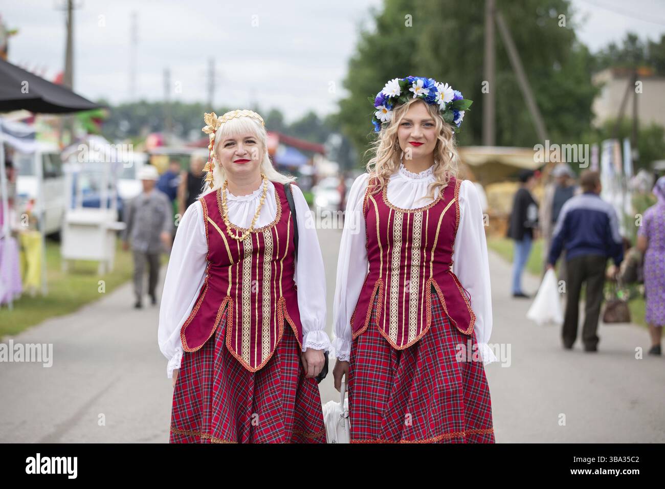 29 luglio 2023. Bielorussia. Città di Gomel. Una celebrazione delle culture nazionali. Un gruppo di donne bielorusse in costumi nazionali Foto Stock