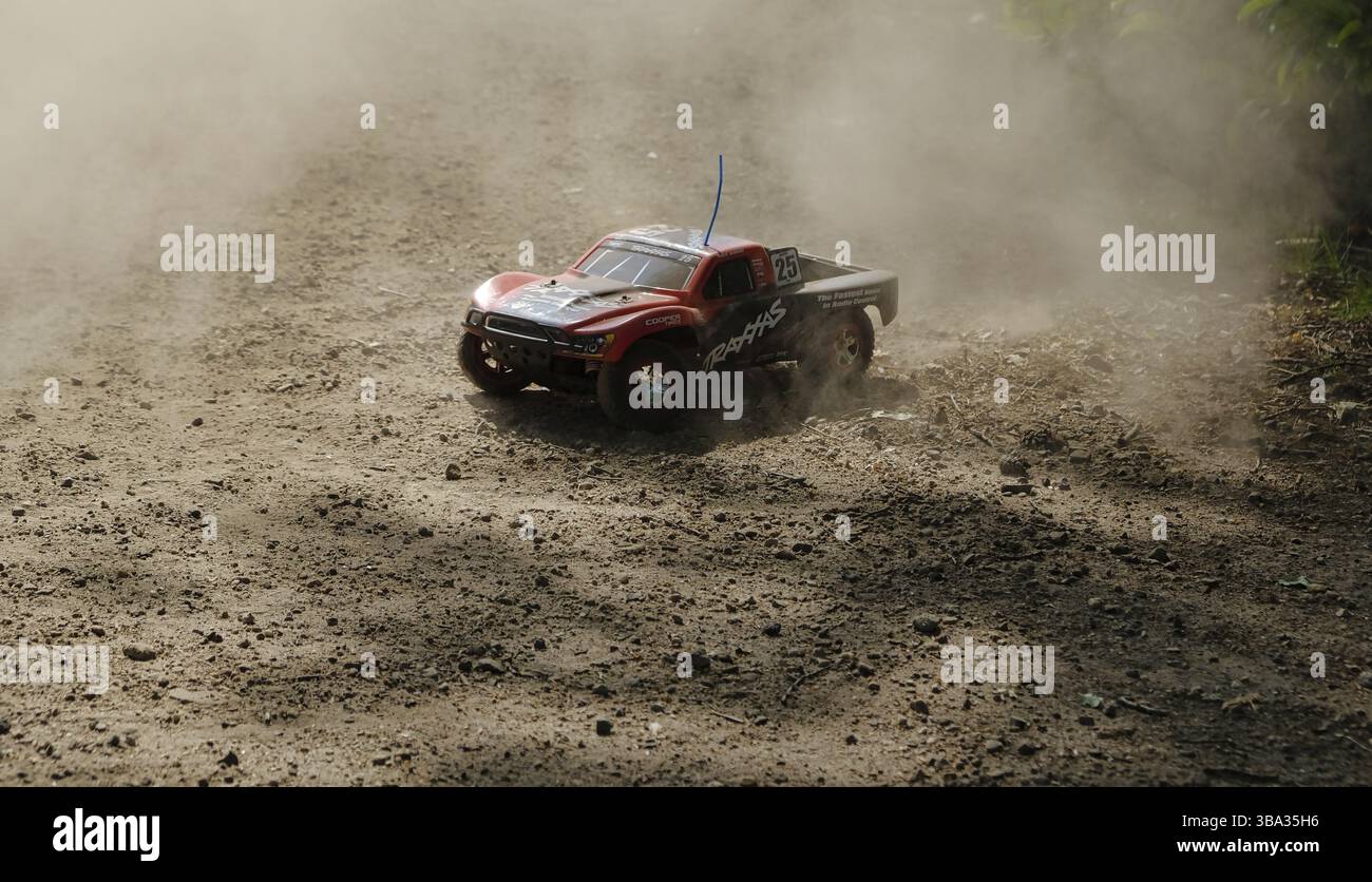 Monster truck radiocomandato che esegue un trucco ad alta velocità salta su un grande mucchio di sabbia. messa a fuoco soffusa e splendido bokeh ad amsterdam Foto Stock