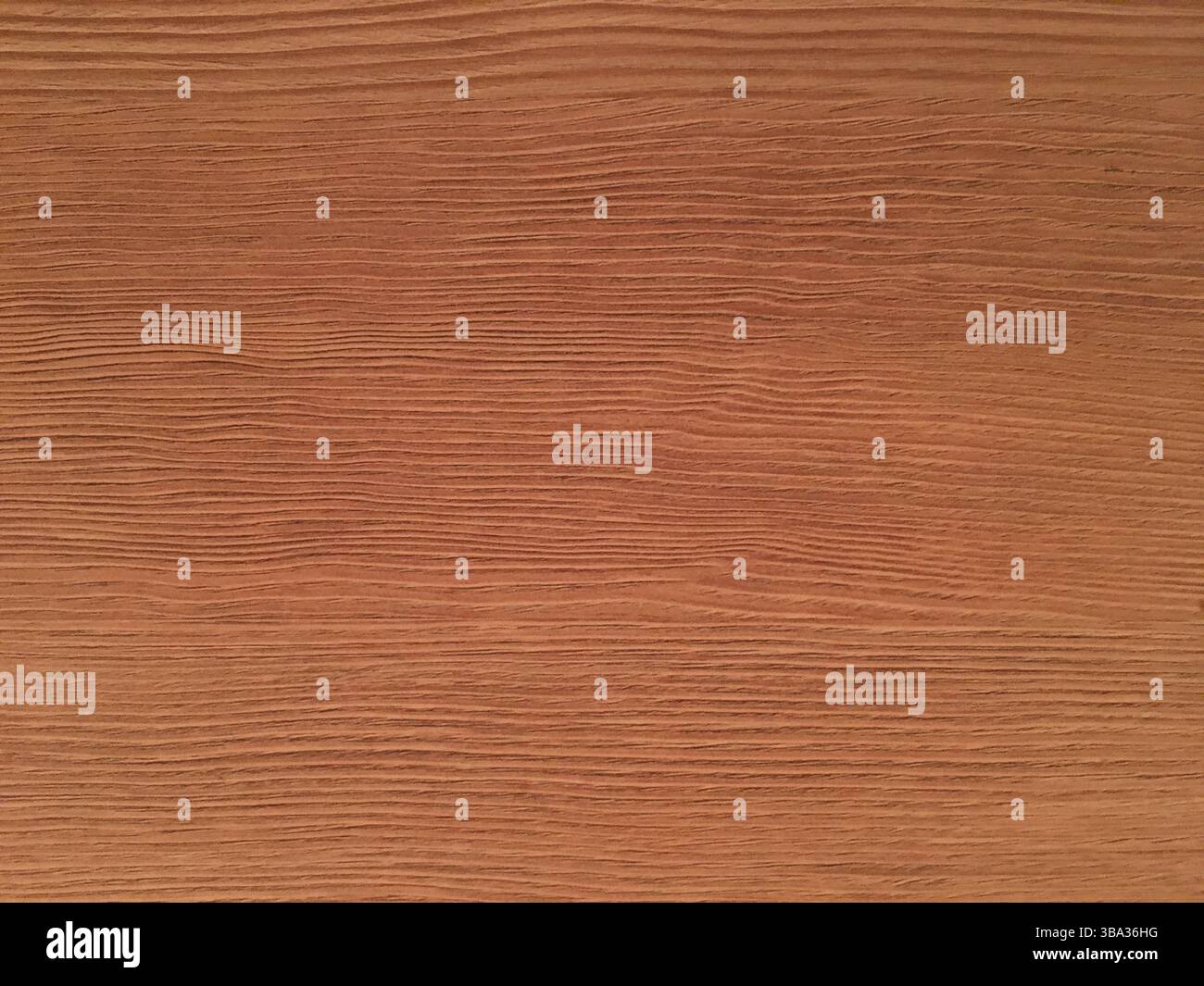 Fondo in legno marrone, quercia scura di legno satinato invecchiato con vernice sbiadita che mostra la consistenza della venatura del legno. lavare le tavole di legno duro Foto Stock