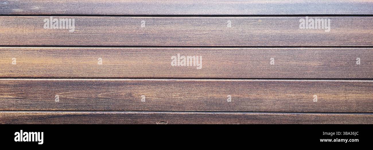Fondo in legno marrone, quercia scura di legno satinato invecchiato con vernice sbiadita che mostra la consistenza della venatura del legno. lavare le tavole di legno duro Foto Stock