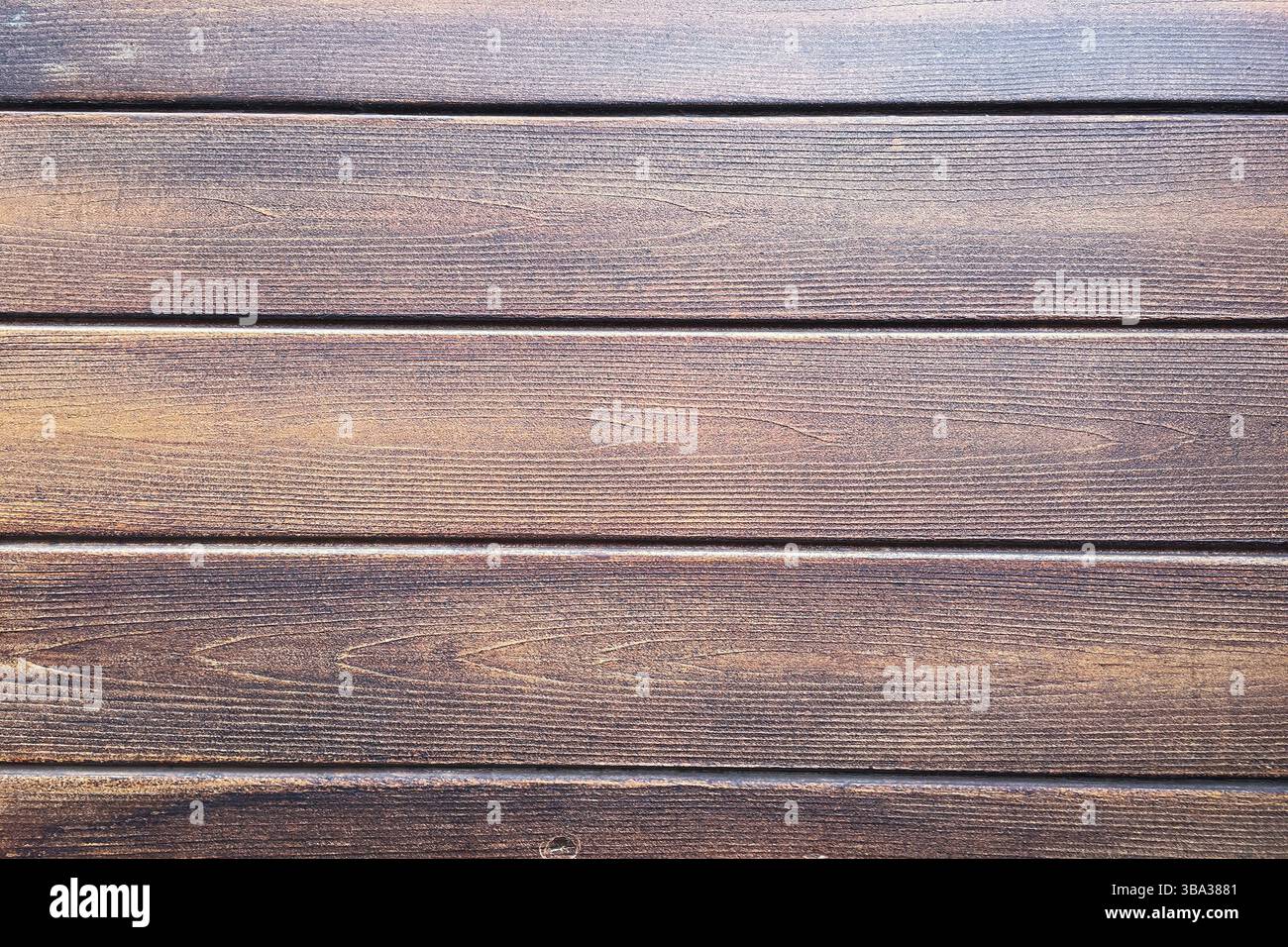 Fondo in legno marrone, quercia scura di legno satinato invecchiato con vernice sbiadita che mostra la consistenza della venatura del legno. lavare le tavole di legno duro Foto Stock