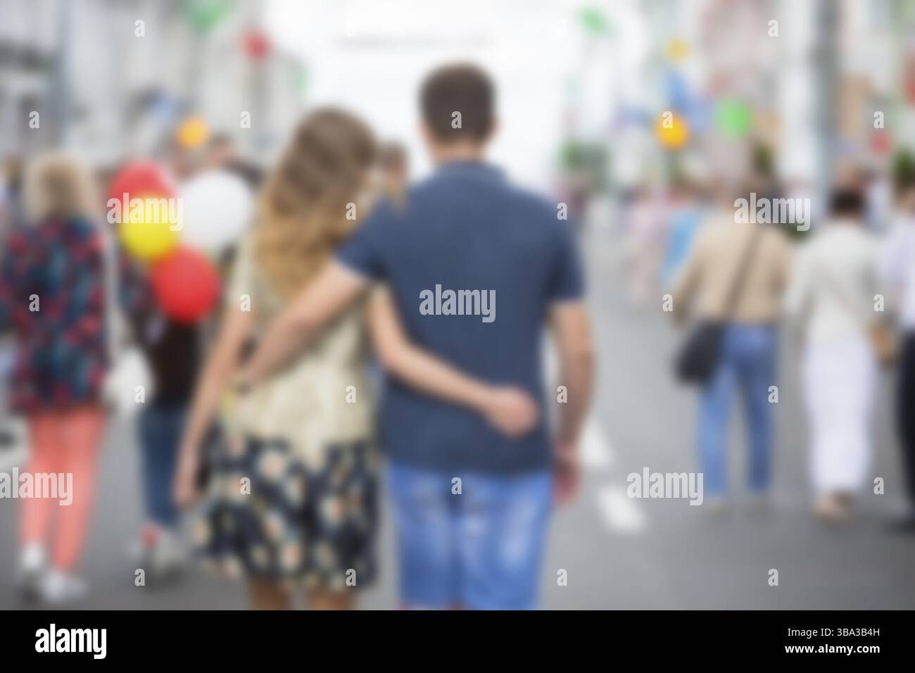 Immagine sfocata di una coppia abbracciante in città Foto Stock