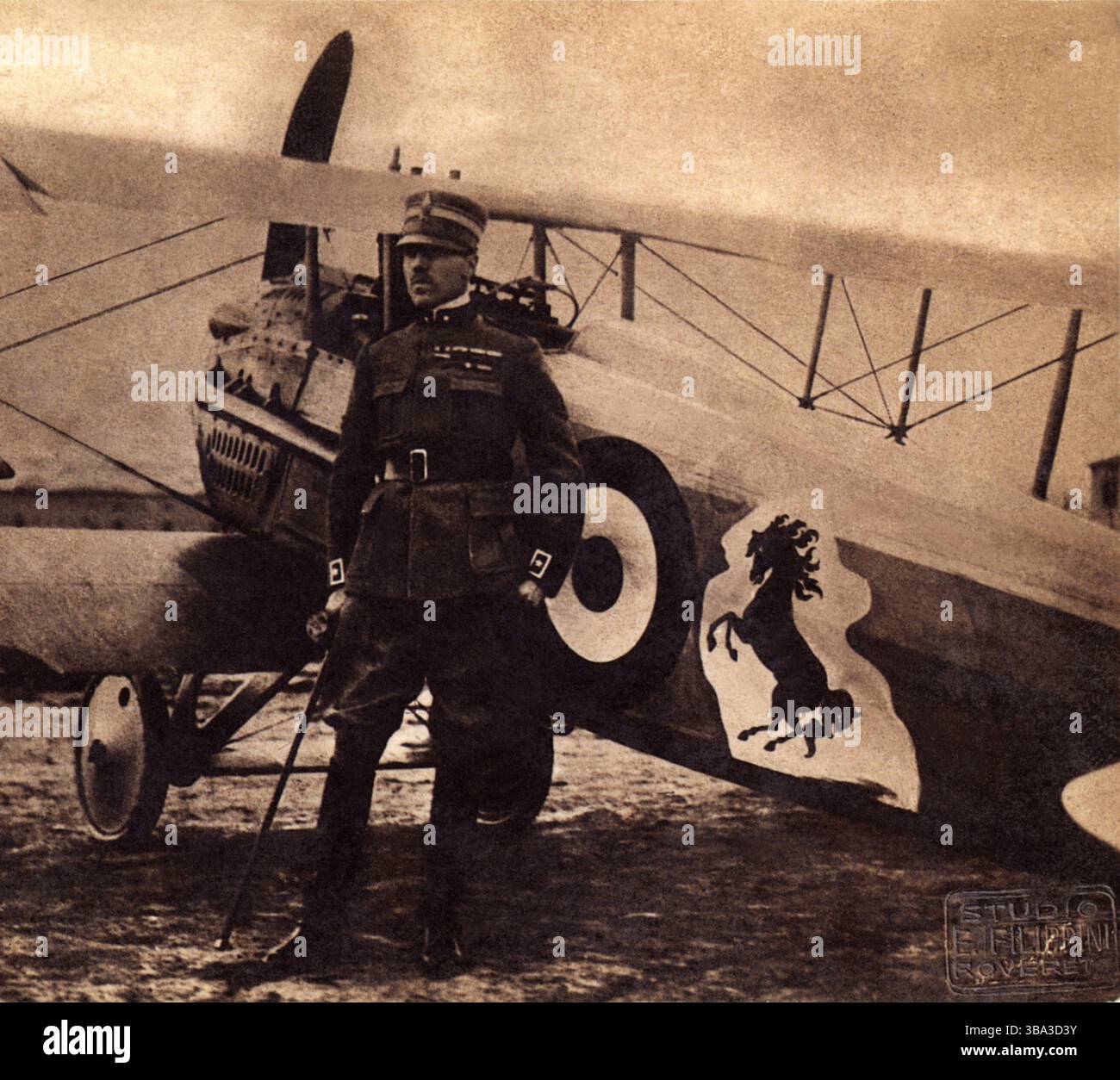 1917 c., MODENA, ITALIA: L'aviatore italiano FRANCESCO BARACCA (1888-1918), aveva il CAVALLO DA RAMPANTE (Cavallino rampante) come simbolo sullo scafo del suo biplano. Dopo la sua morte, ENZO FERRARI ( 1898 - 1988 , pilota e costruttore di auto industriali ) ricevette questo simbolo in dono dalla madre di Baracca nel 1929, che divenne poi l'emblema dei futuri successi della Scuderia Ferrari . Foto di E. Filippini , Rovereto (Trento ). - AEROPLANO - AEREO - AEREO - BIPLANO - AVIAZIONE - AVIATORE - PILOTA - PRIMA GUERRA MONDIALE - PRIMA GUERRA MONDIALE - GUERRA MONDIALE - GRANDE GUERRA - G Foto Stock