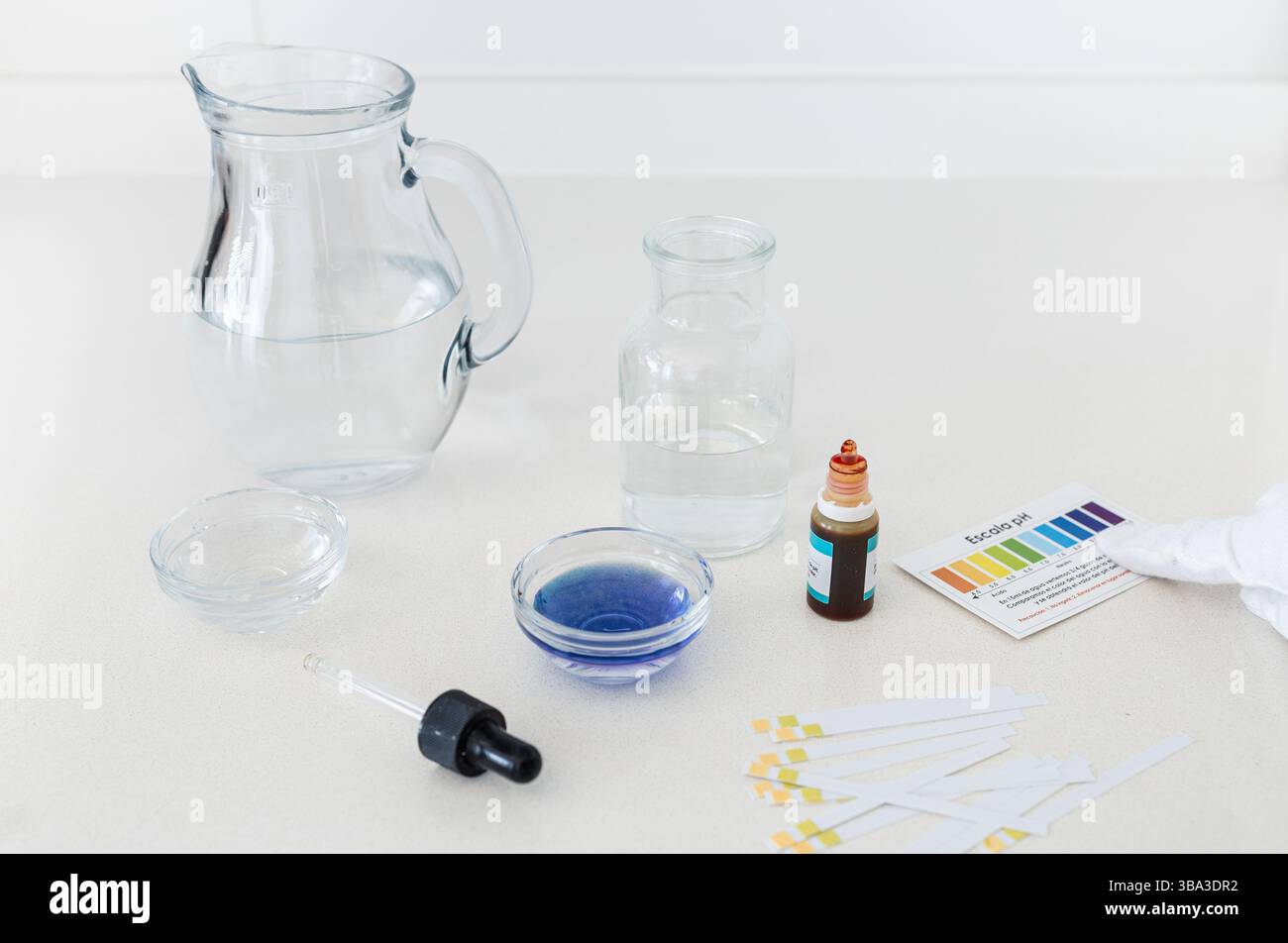 Fotografie di un kit per l'analisi del pH dell'acqua con gocce di indicatore colore e una tabella di confronto, utilizzate per analizzare l'acidità o l'alcalinità del consumo di wa Foto Stock