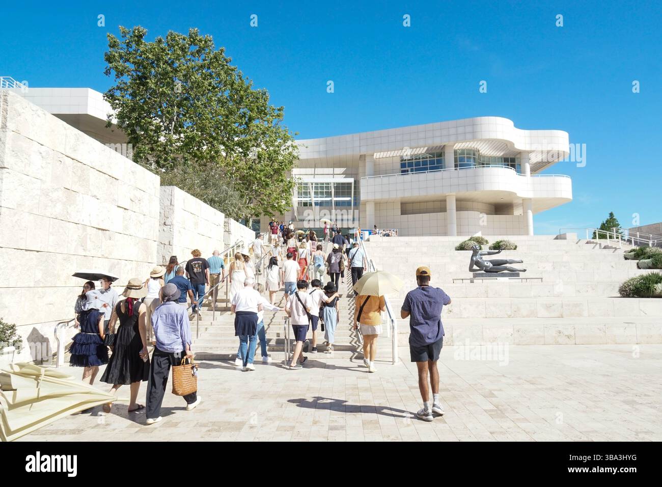 Folle di persone si fanno strada lungo i gradini in travertino bianco che conducono all'edificio rotunda dei Getty Centers. Foto Stock