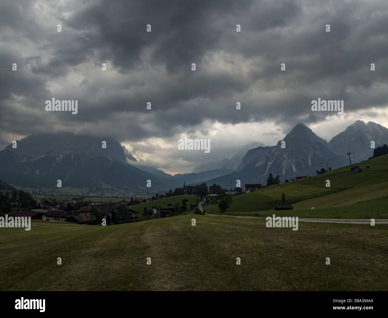Escursione alle piogge vicino a Ehrwald presso la Tiroler Zugspitz Arena Foto Stock