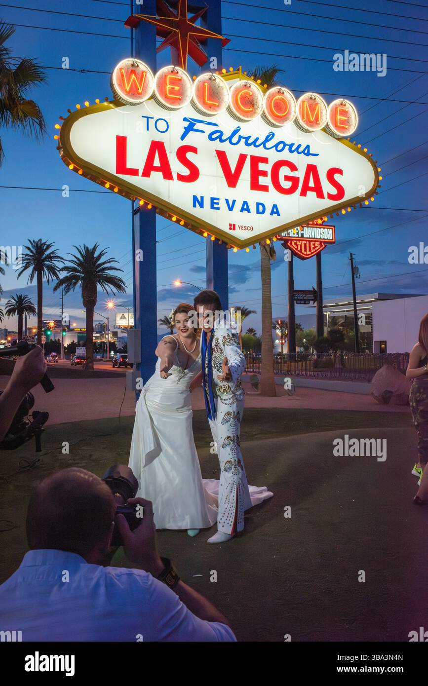 Una sposa posa con Elvis per il suo matrimonio a tema Elvis nell'eccitante Las Vegas, Nevada Foto Stock