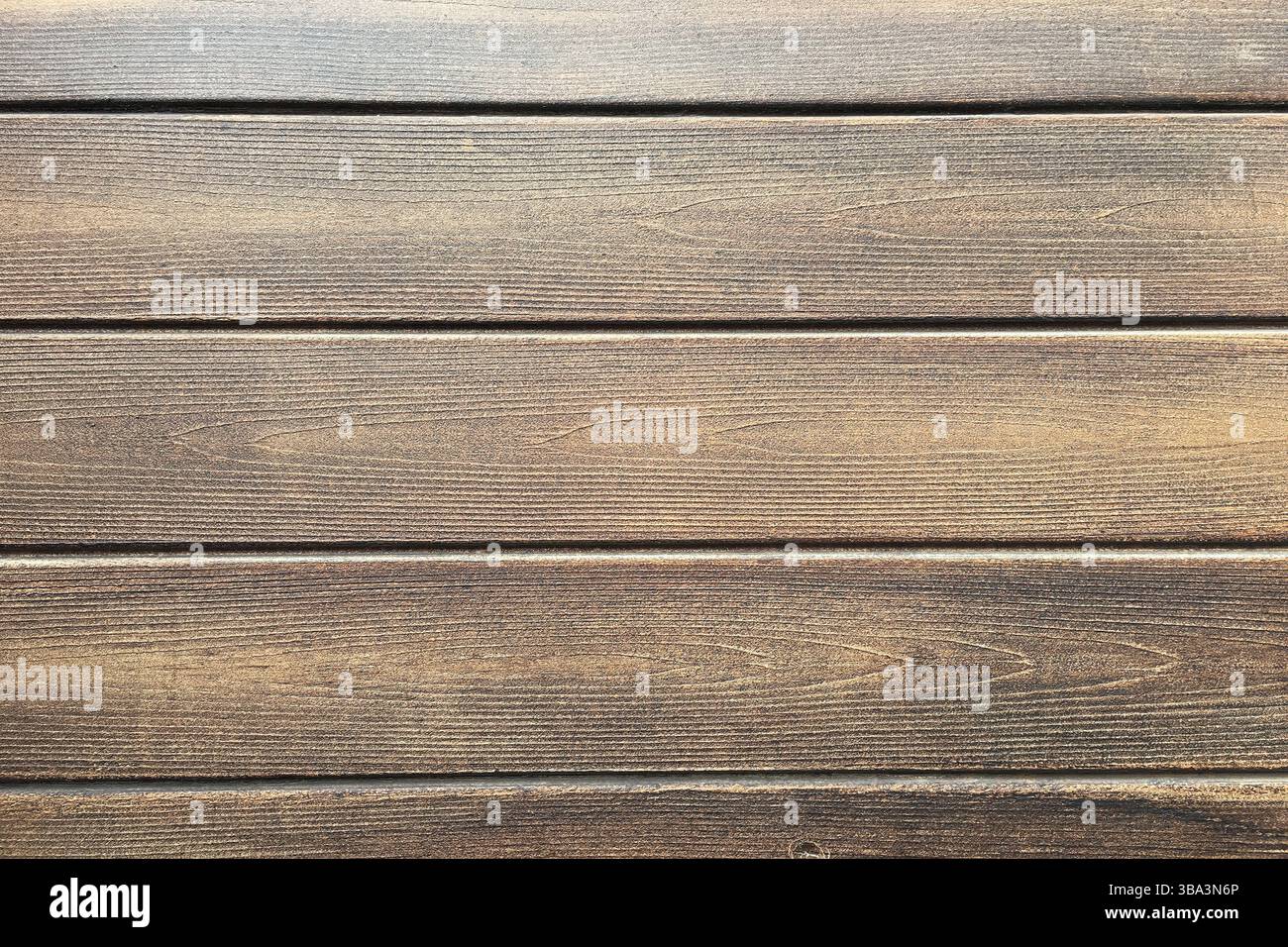 Fondo in legno marrone, quercia scura di legno satinato invecchiato con vernice sbiadita che mostra la consistenza della venatura del legno. lavare le tavole di legno duro Foto Stock