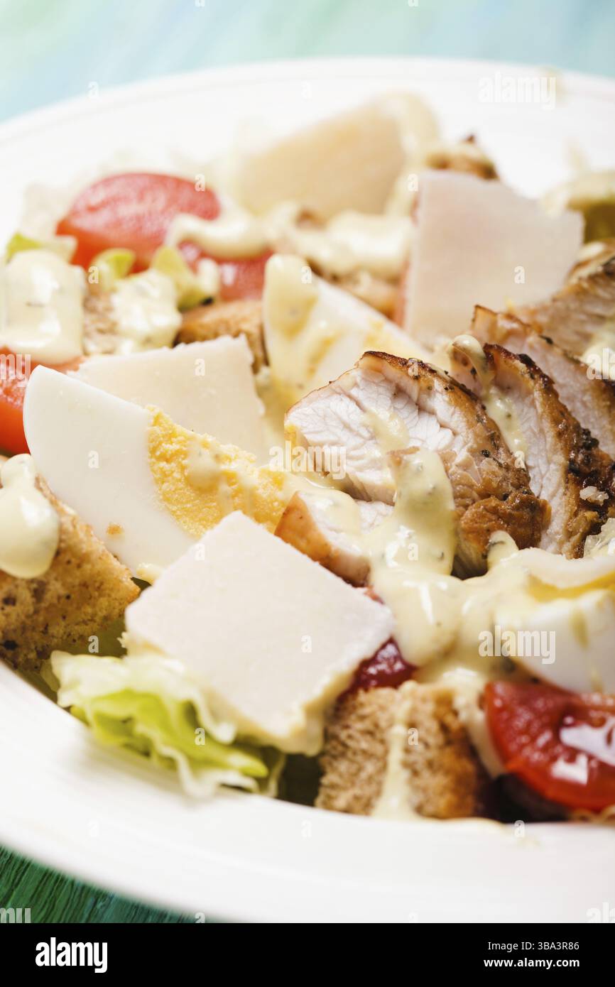 Insalata Caesar in un piatto bianco sul tavolo Foto Stock