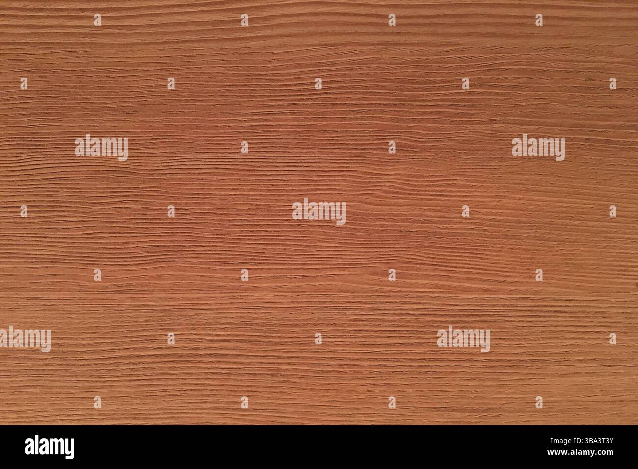 Fondo in legno marrone, quercia scura di legno satinato invecchiato con vernice sbiadita che mostra la consistenza della venatura del legno. lavare le tavole di legno duro Foto Stock