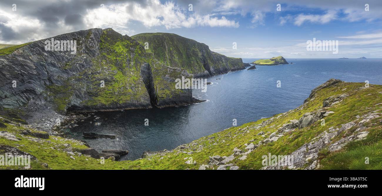 Ampio panorama con alte scogliere di Kerry e vista sull'isola di Skellig Michael, dove sono state girate le Guerre stellari, penisola di Iveragh, Ring of Kerry, Irlanda, EUR Foto Stock