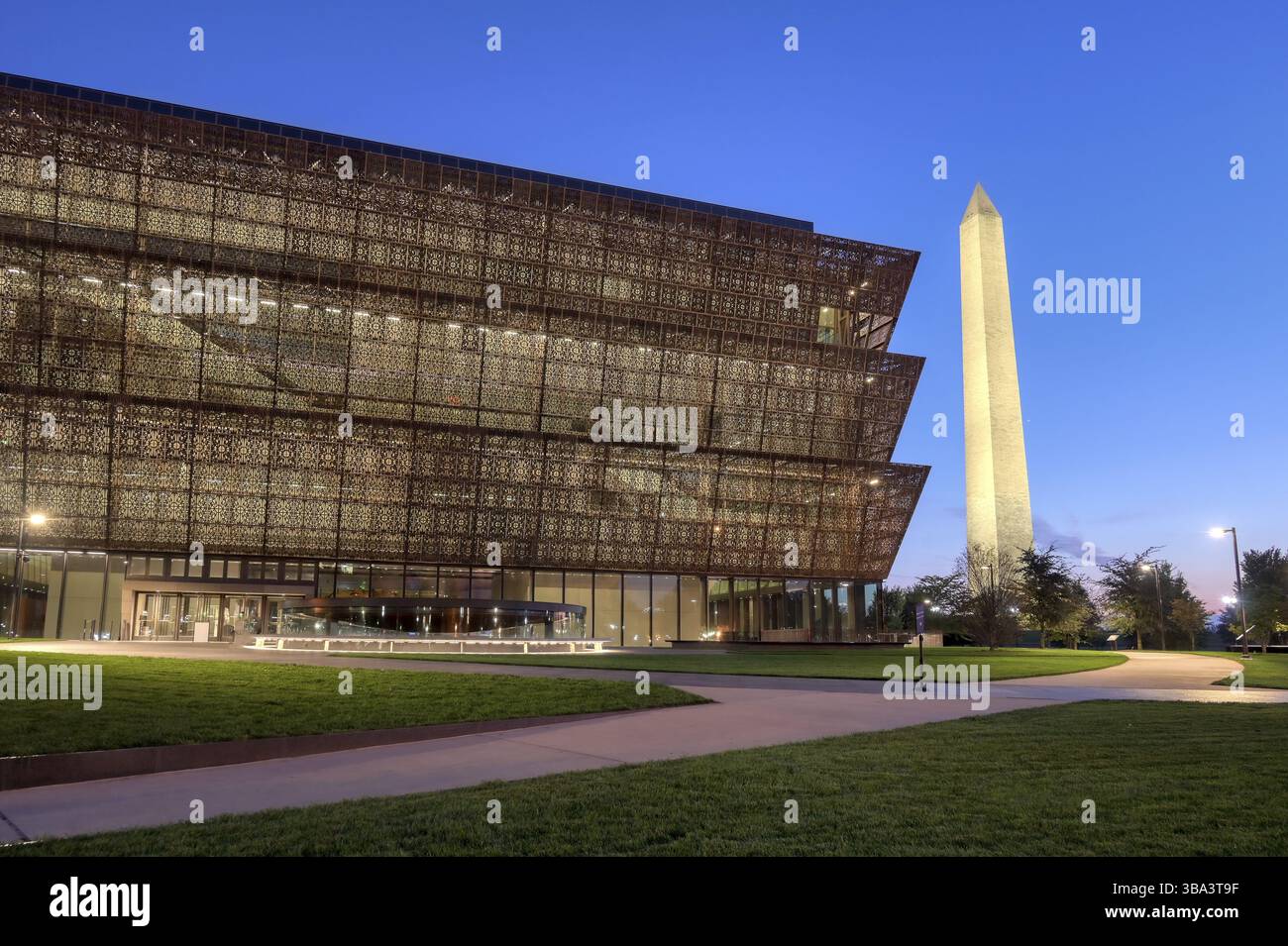 Washington, D.C. - 13th ottobre 2021: Il Washington Monument e il Smithsonian's National Museum of African American History and Culture on the Na Foto Stock