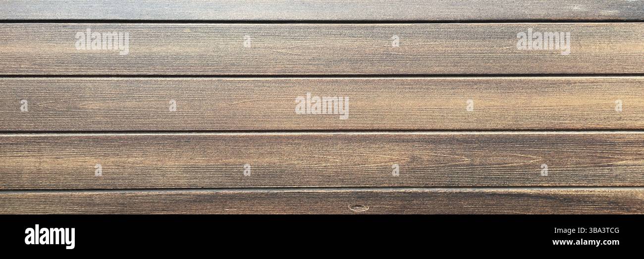 Fondo in legno marrone, quercia scura di legno satinato invecchiato con vernice sbiadita che mostra la consistenza della venatura del legno. lavare le tavole di legno duro Foto Stock