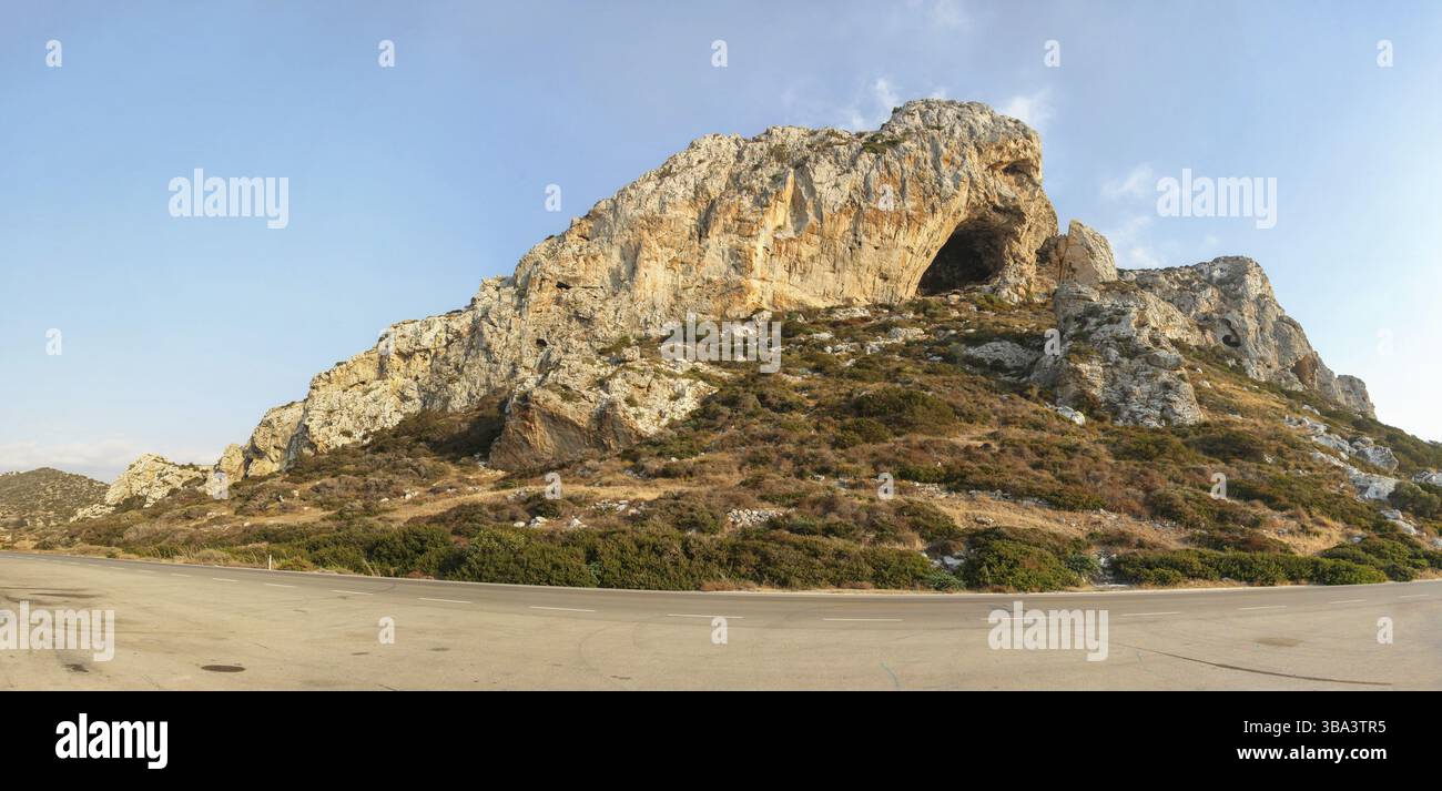 Tipico paesaggio roccioso nella regione Karpass di Cipro settentrionale, illuminato dal sole pomeridiano, Dipkarpaz, Cipro, Europa Foto Stock