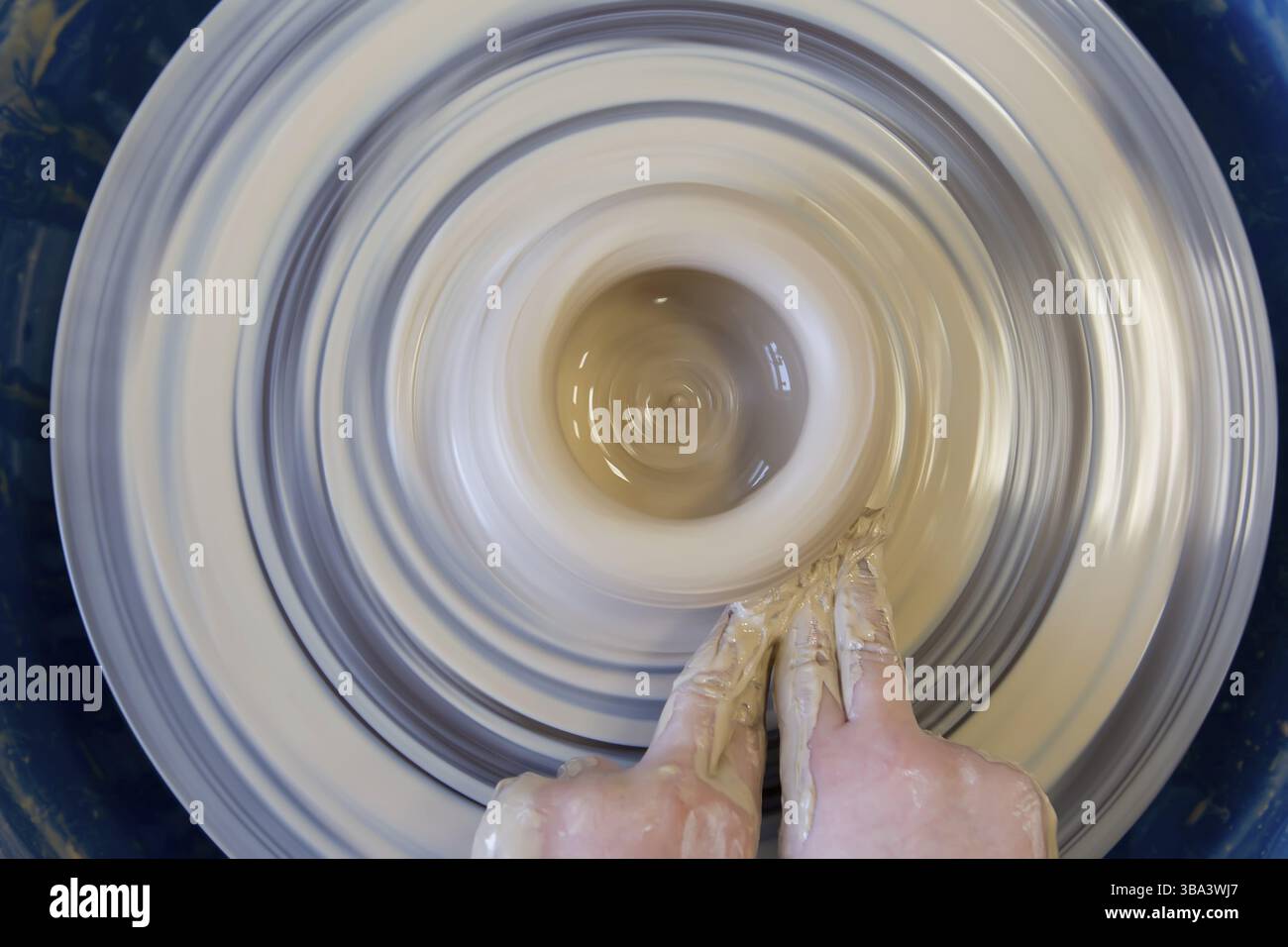 Nahaufnahme der Haende eines Toepfers mit einem Gegenstand auf einem Toepferrad. Arbeiten mit Ton. Argilla-laboratorio. Handwerkstraining Foto Stock