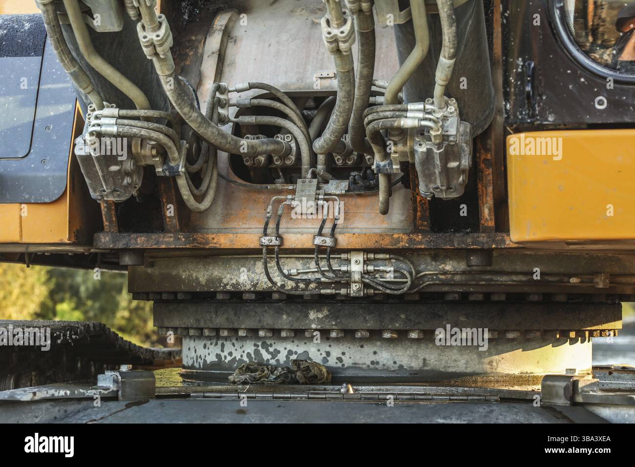 Dettaglio cavi e meccanismo idraulico escavatore (macchina da scavo). Foto illustrativa dell'industria edile astratta, Liptovsky Hradok, Slovacchia, Euro Foto Stock