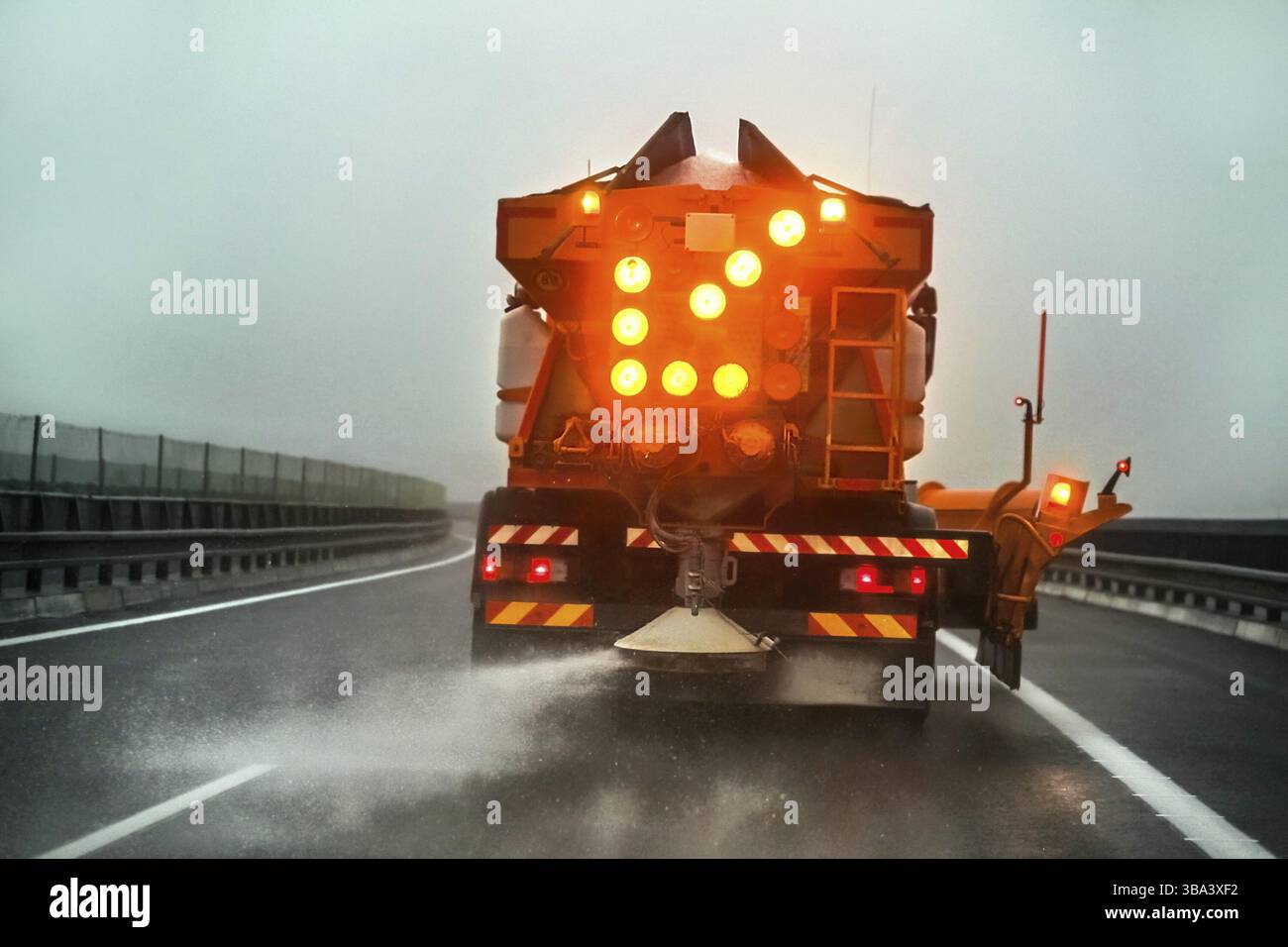 Spandiconcime per manutenzione stradale spandimento di sale di ghiaccio su strada, Liptovsky Hradok, Slovacchia, Europa Foto Stock