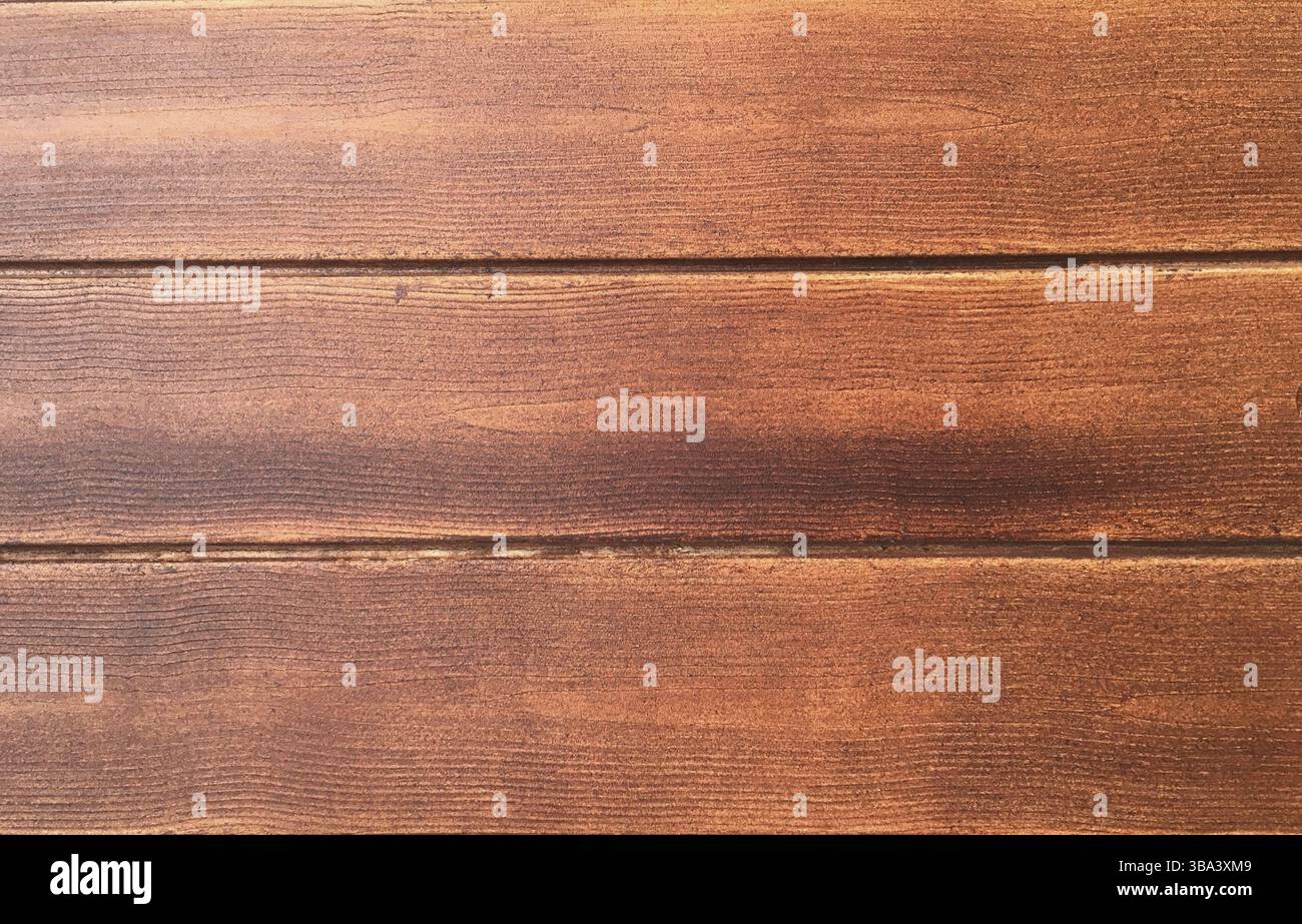 Fondo in legno marrone, quercia scura di legno satinato invecchiato con vernice sbiadita che mostra la consistenza della venatura del legno. lavare le tavole di legno duro Foto Stock