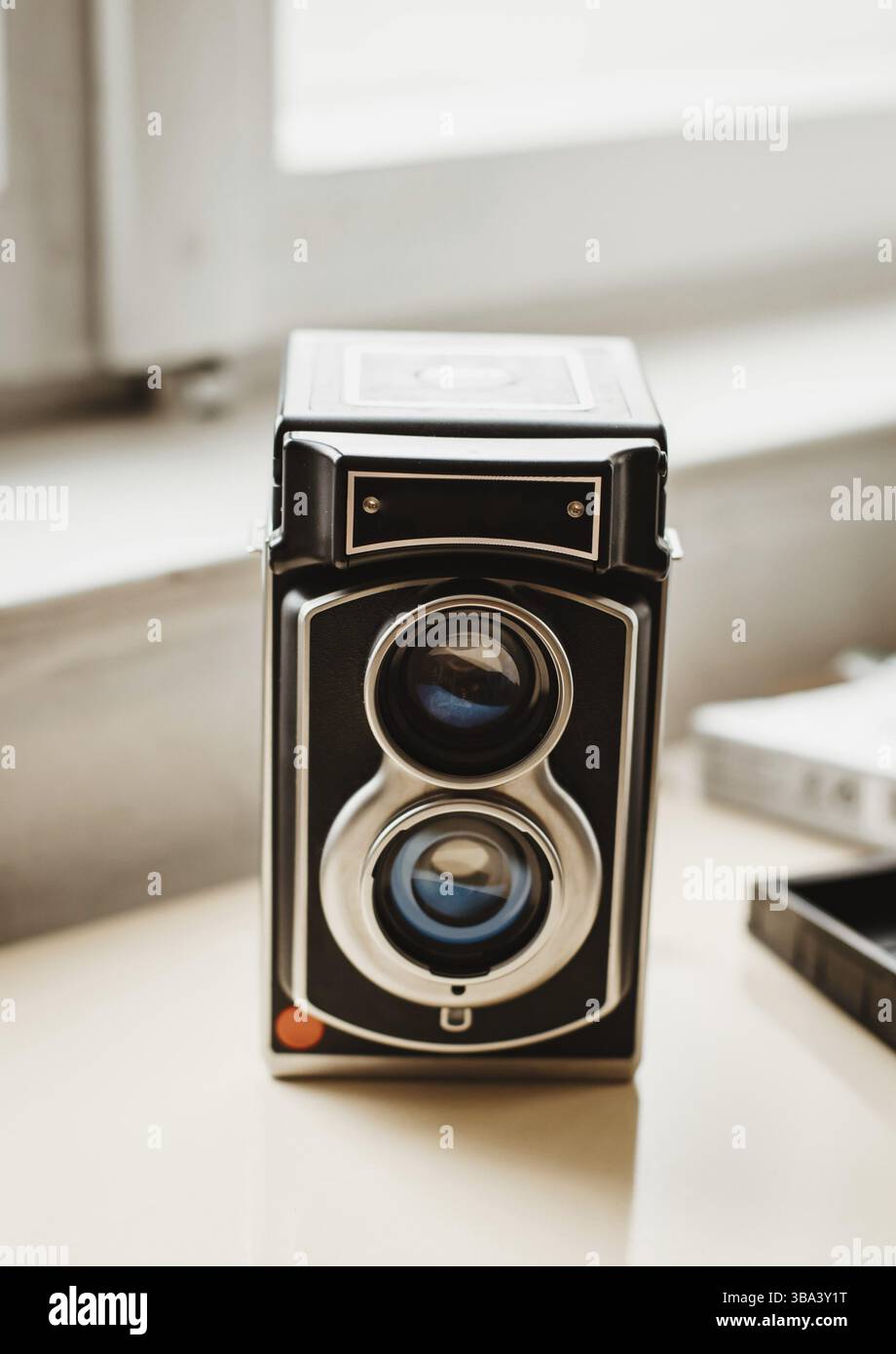Foto di primo piano della macchina fotografica di film d'epoca retrò con sfondo neutro e copyspace Foto Stock