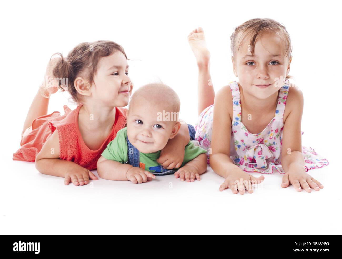 I bambini giocano sul pavimento isolato su bianco Foto Stock
