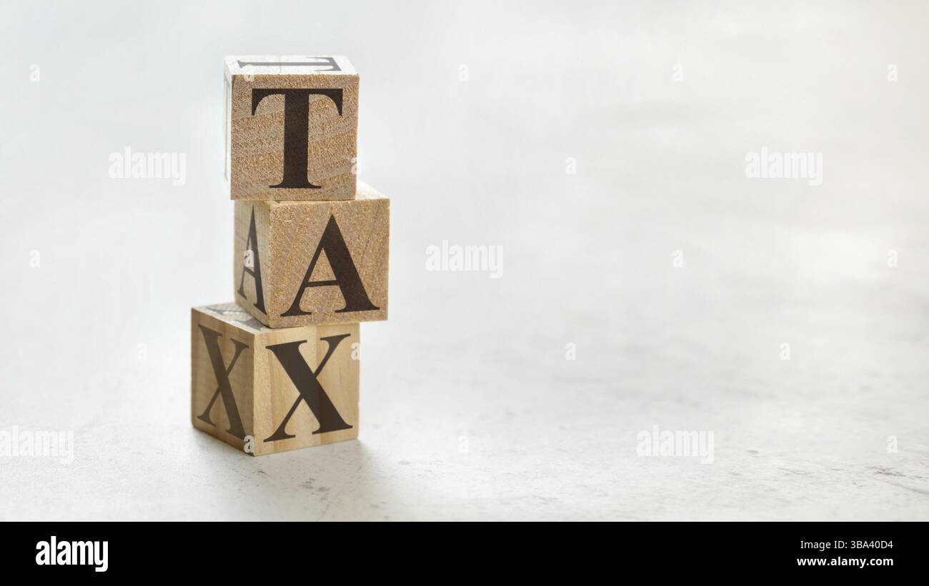 Pila con tre cubi di legno - TASSE sulle lettere, spazio per più testo/immagini sul lato destro, Liptovsky Hradok, Slovacchia, Europa Foto Stock