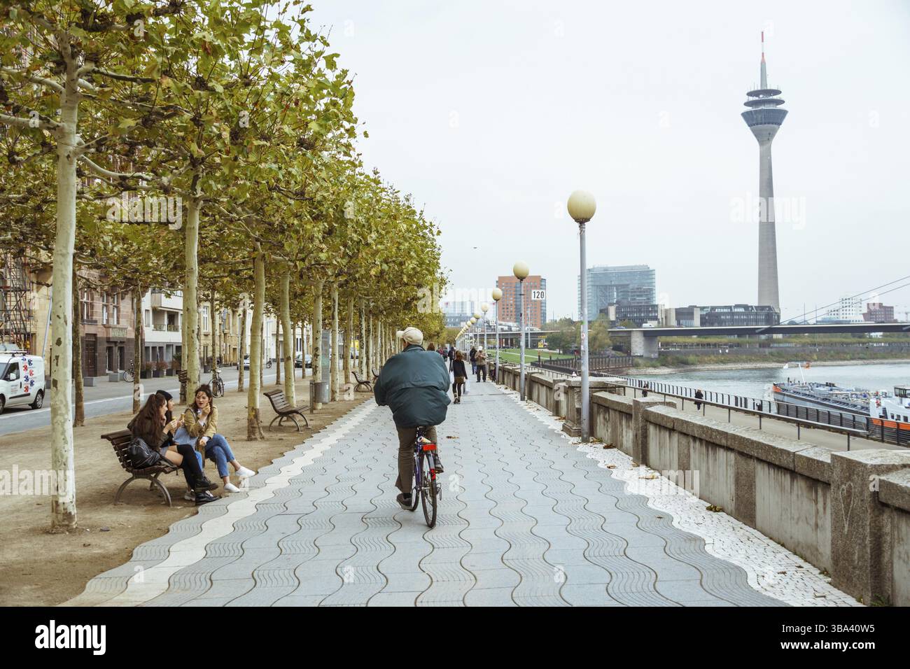 Ottobre 25, 2018 la Germania è la città di Dusseldorf. Noleggio di mezzi di trasporto ecologici, mezzi di circolazione in Europa. Un abitante della città vanno in bicicletta sul w Foto Stock