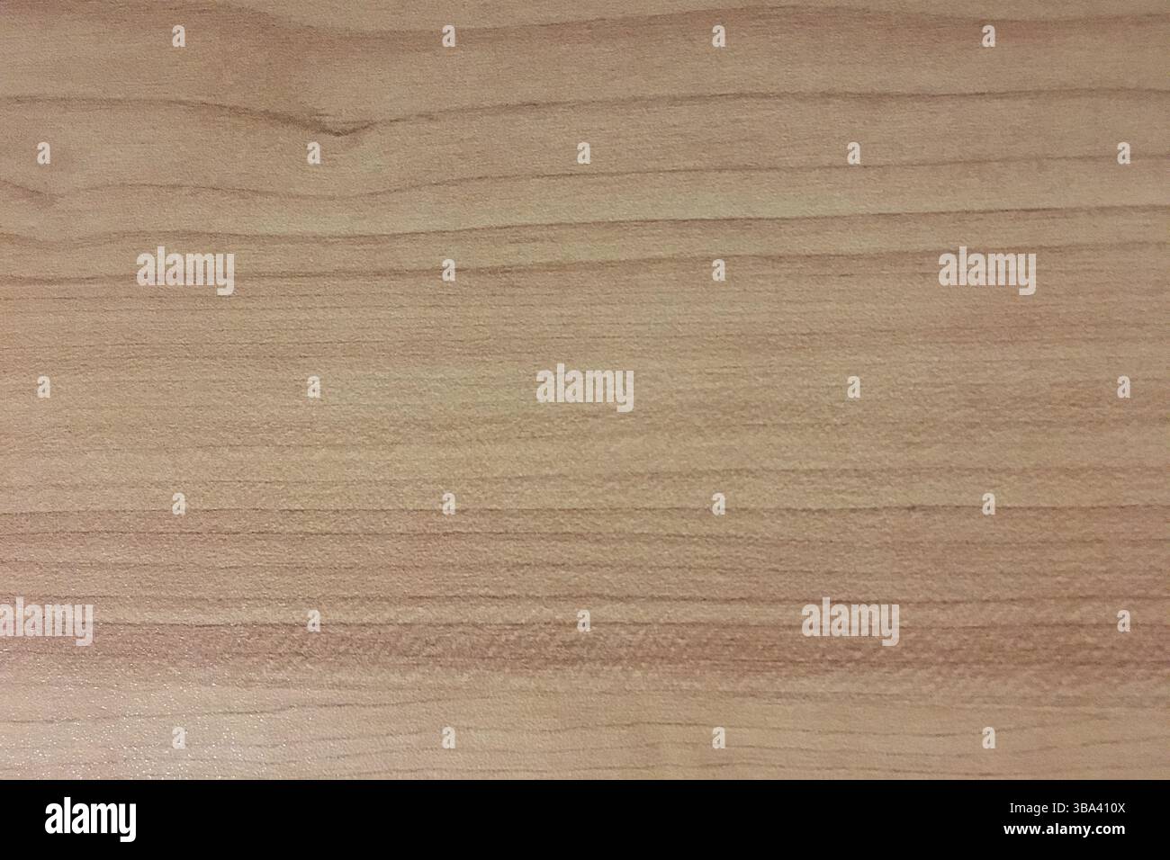 Fondo in legno marrone, quercia chiara di legno satinato invecchiato con vernice sbiadita che mostra una consistenza della venatura del legno. lavare la tavola di legno duro Foto Stock