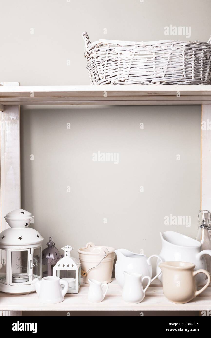 Ripiani in rack in cucina a shabby chic stile Foto Stock