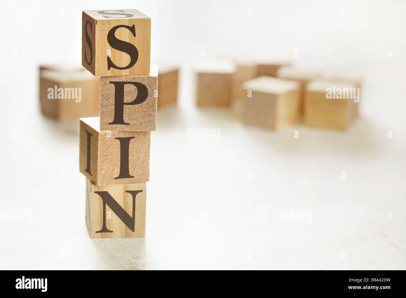 Quattro cubi di legno disposti in pila con la parola SPIN (che significa necessità di implicazione del problema di soluzione) su di essi, spazio per testo/immagine nell'angolo in basso a destra, L Foto Stock
