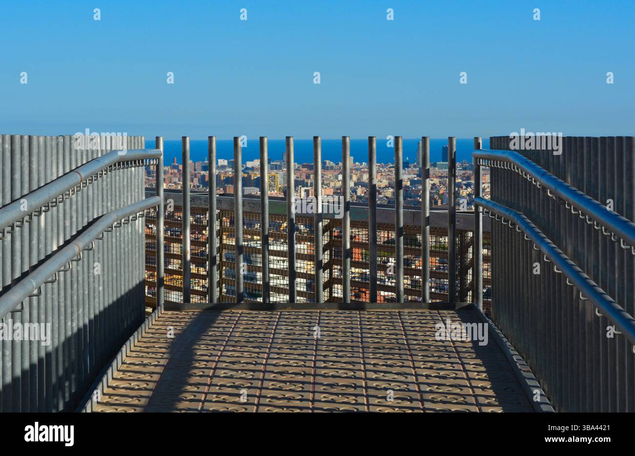 Punto panoramico su Plaza Salvador Puig Antich a Barcellona, balcone in metallo che rende omaggio all'anarchico eseguito da Franco. Nou Barris, Catalogna. Foto Stock