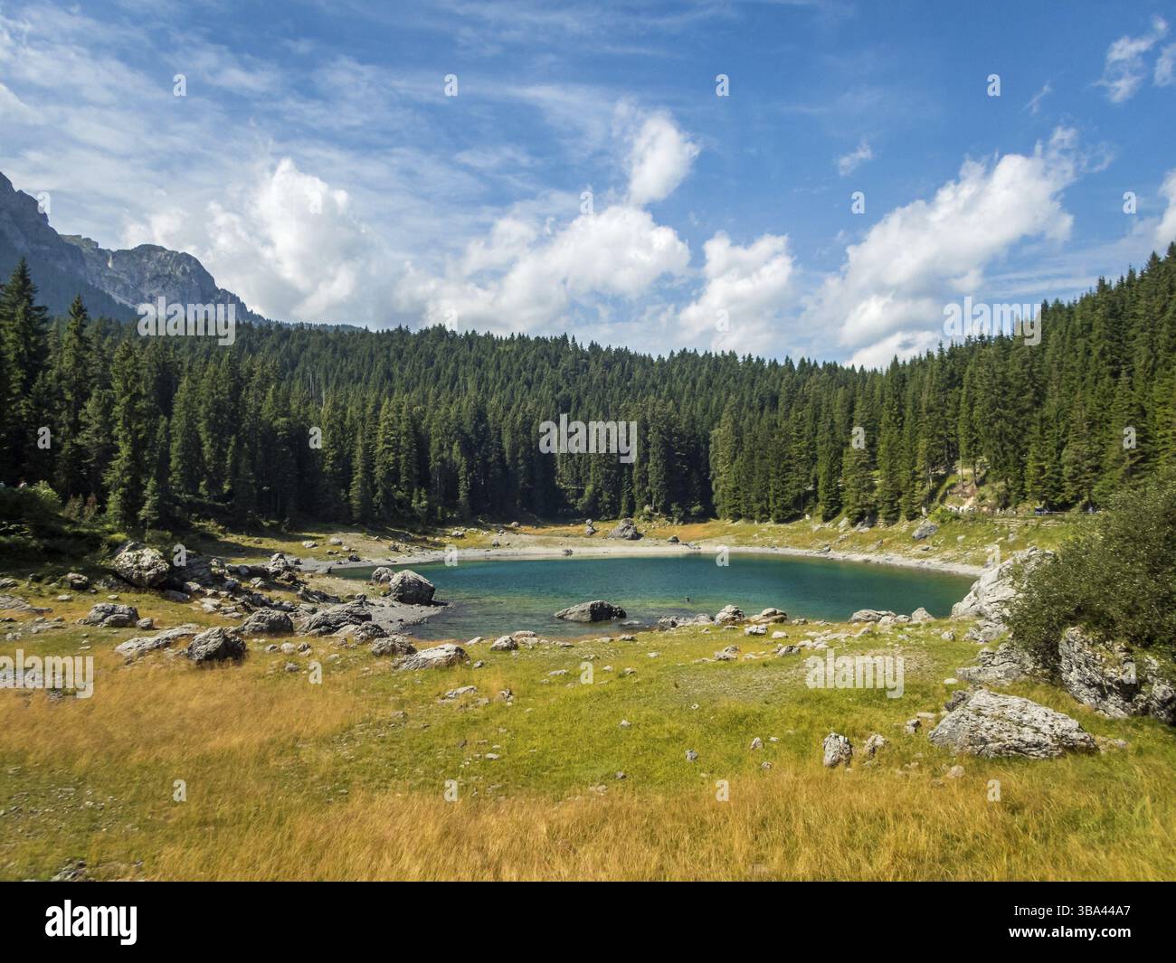 Il Karersee sotto il passo del Karersee ai piedi del massiccio del Latemar in alto Adige, Italia, Europa Foto Stock