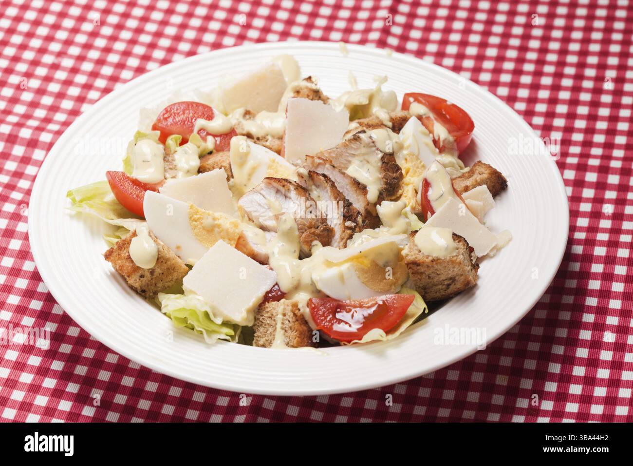 Insalata Caesar in un piatto bianco sul tavolo Foto Stock