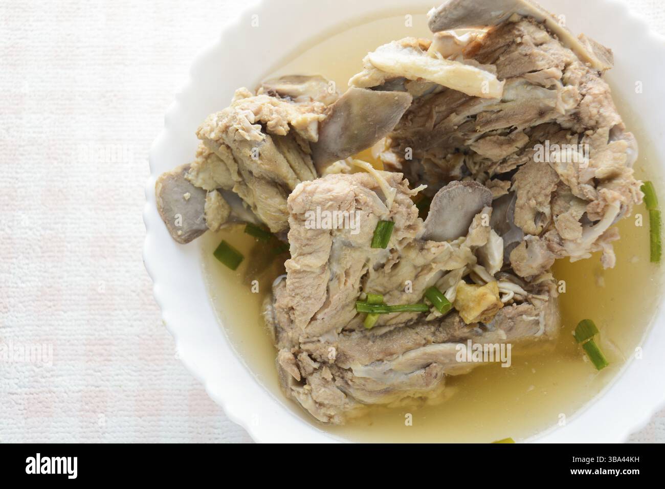 Slow Cooker porco osso Broth, è bollito per molte ore per estrarre da esso tante sostanze nutritive. Il lungo tempo di cottura rompe osso per rilasciare vita Foto Stock