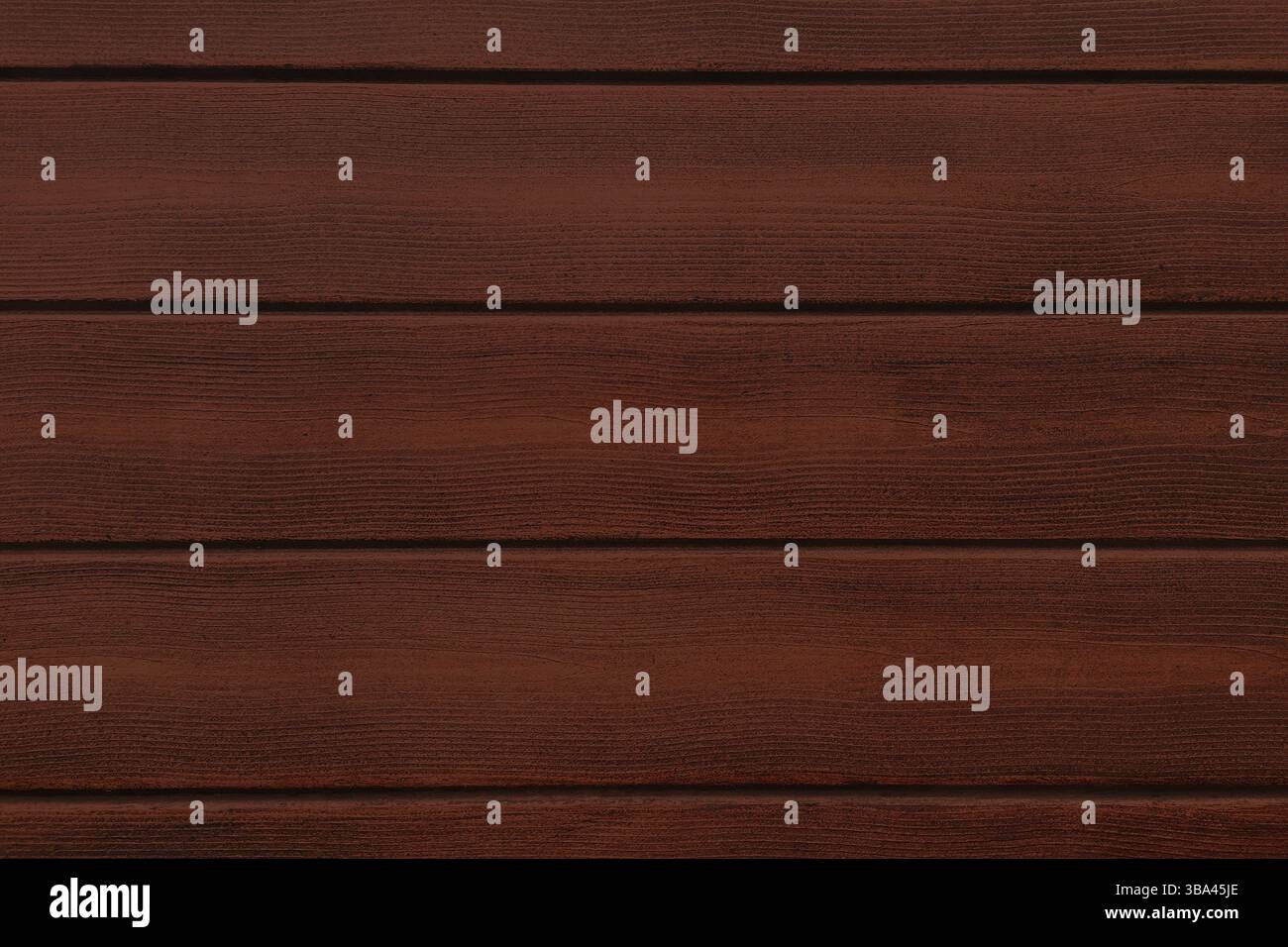 Fondo in legno marrone, quercia scura di legno satinato invecchiato con vernice sbiadita che mostra la consistenza della venatura del legno. lavare le tavole di legno duro Foto Stock